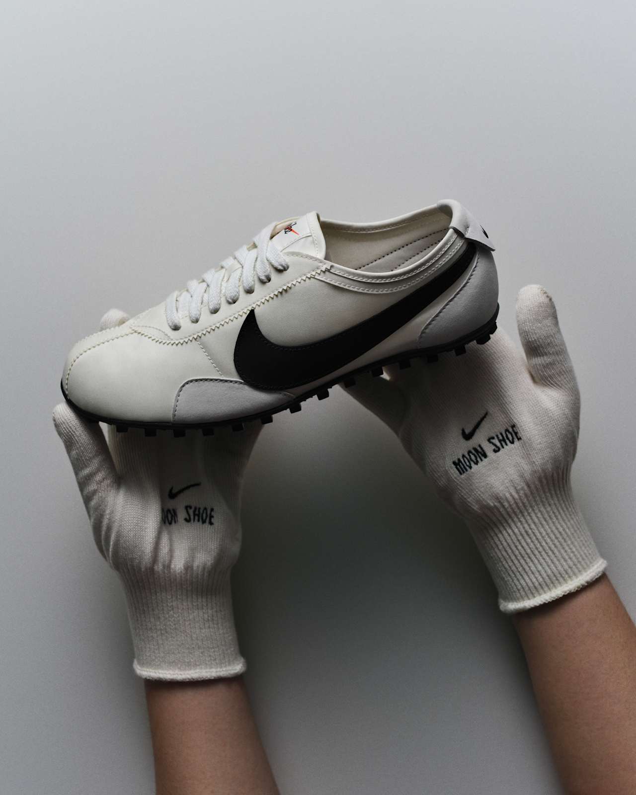 우먼스 문 슈 'Soft Pearl and Black'(II0407-001) 출시일