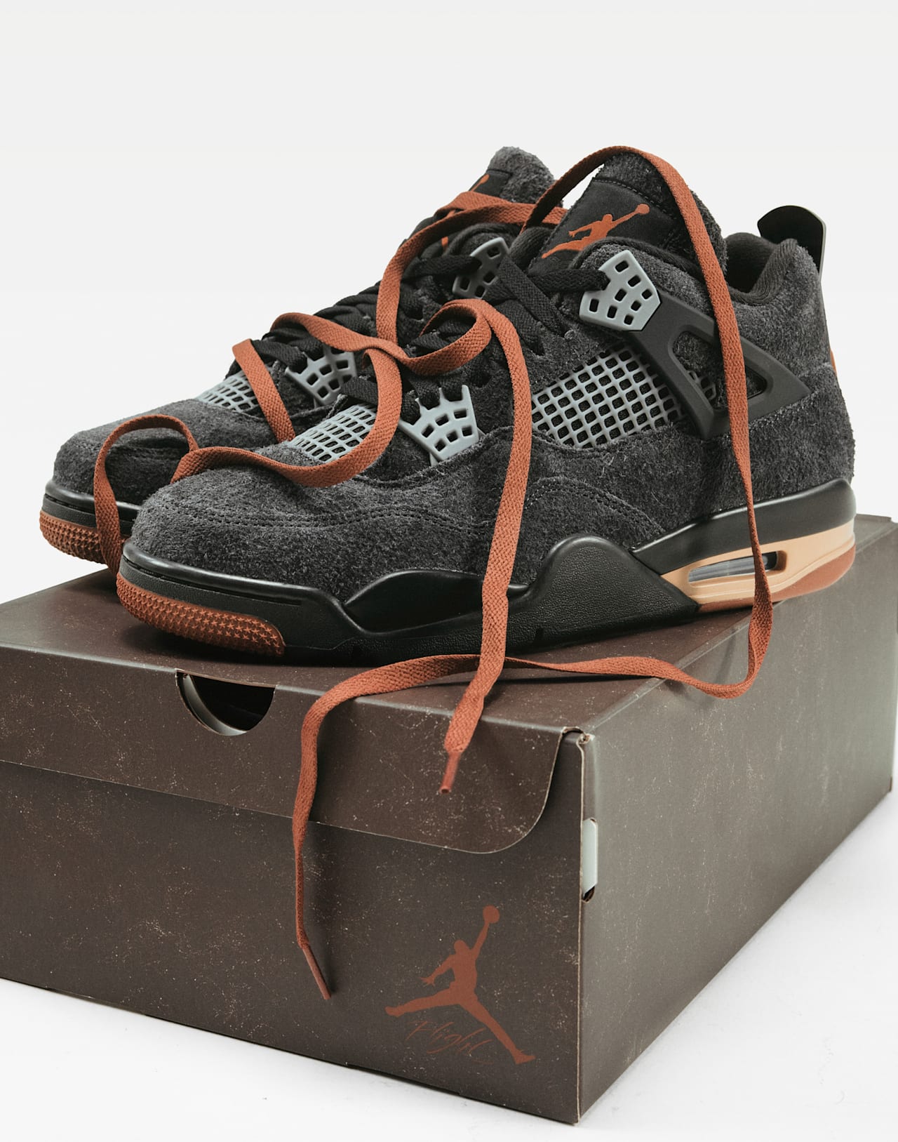 Eine Schuhsohle mit braunen, schwarzen und beigen Elementen und einem Nike Logo vor weißem Hintergrund.