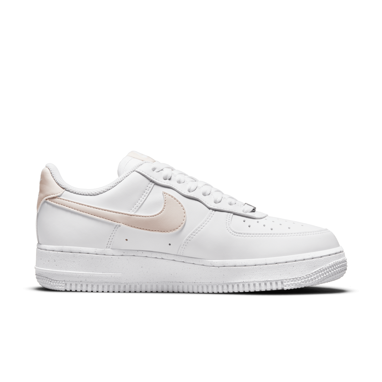 【NIKE公式】レディース エア フォース 1 ネクスト ネイチャー 'White and Pale Coral' (DC9486-100 / W AF 1 '07 VEGAN)