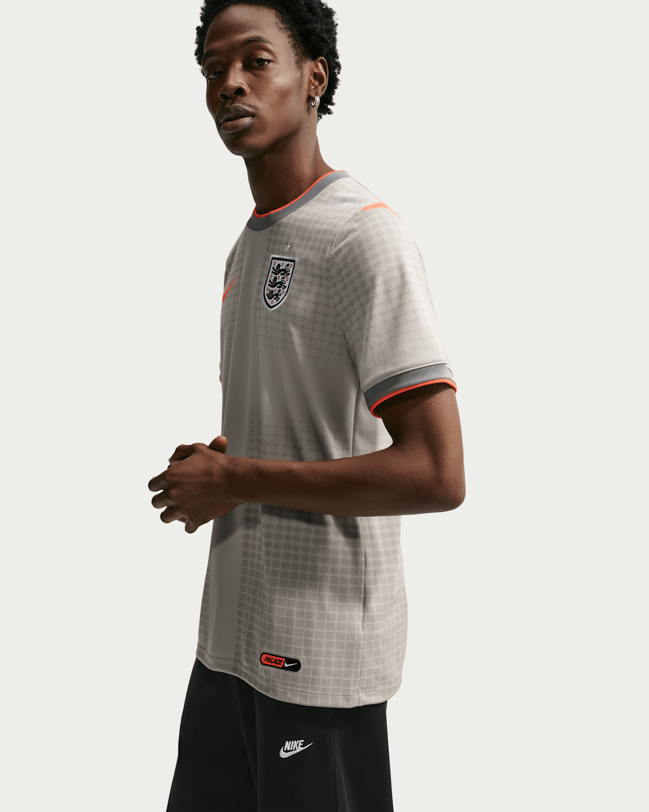 วันเปิดตัวคอลเลกชัน England x Palace