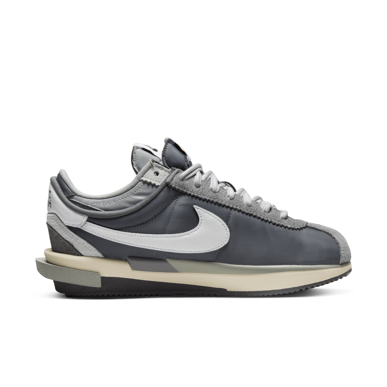 【NIKE公式】ズーム コルテッツ x sacai 'Iron Grey' (DQ0581-001 / NIKE CORTEZ SP)