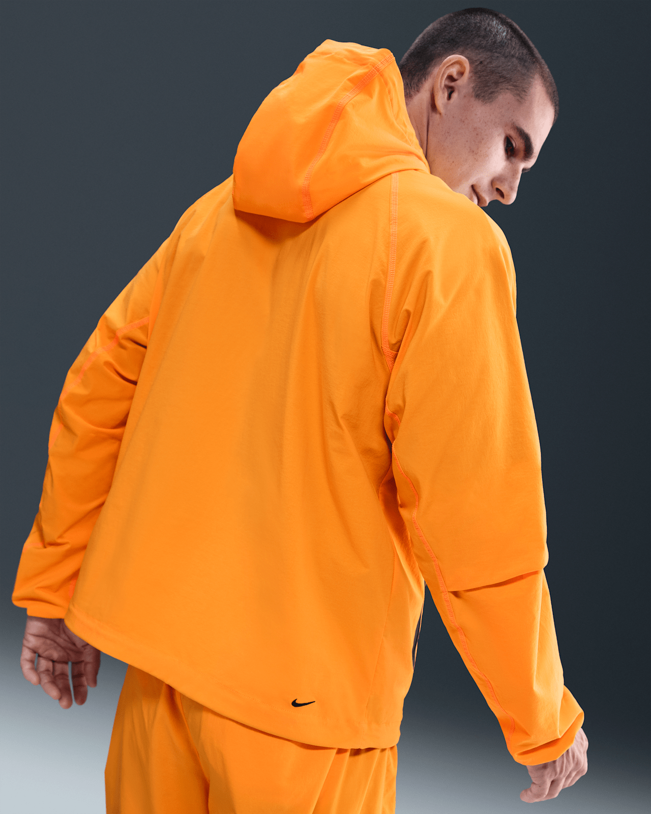 Collezione di abbigliamento Nike Tech Data del lancio. Nike SNKRS
