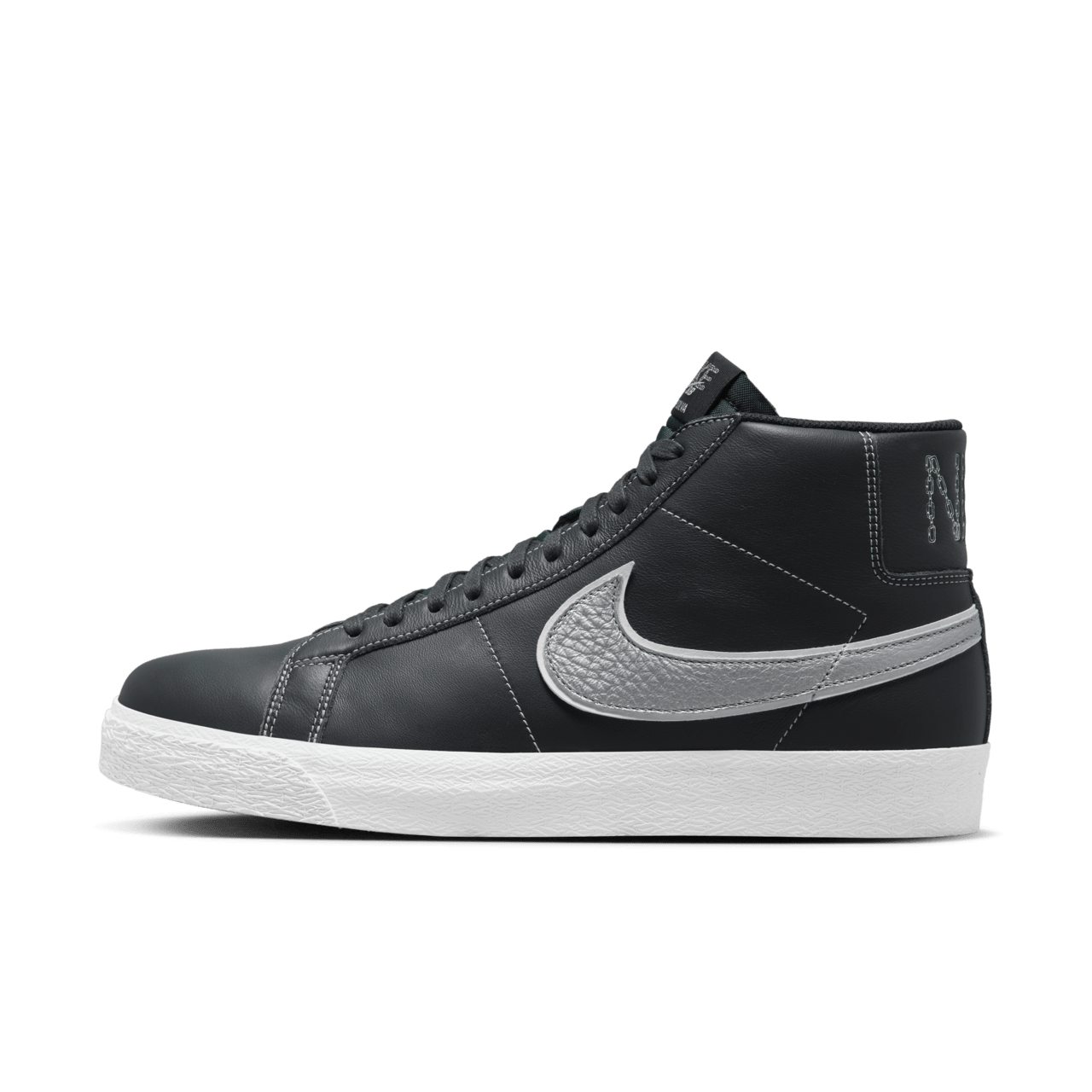 Fecha de lanzamiento del Nike SB Zoom Blazer Mid x Mason Silva "Dark Obsidian and Metallic Silver" (DZ7260-400)