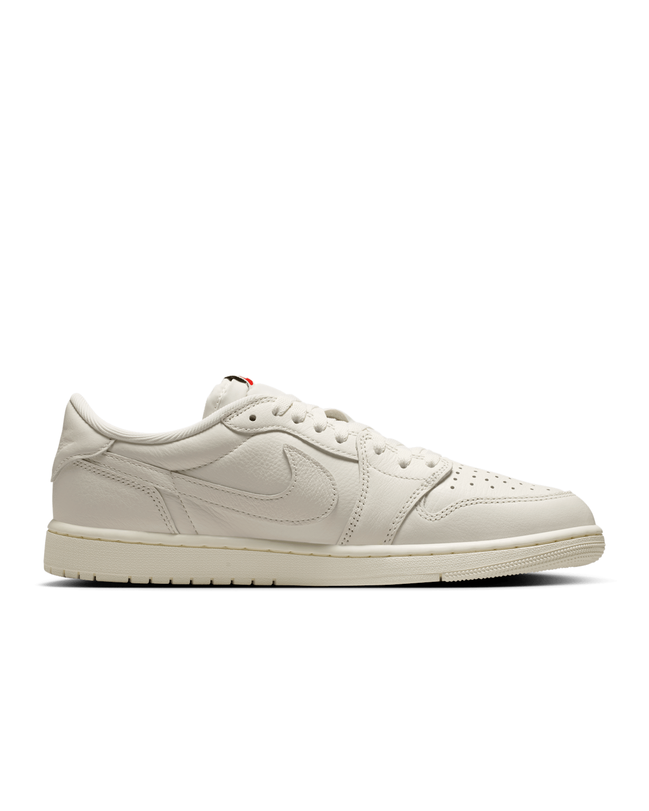Fecha de lanzamiento de los Air Jordan 1 Retro Low OG "Sail and University Red" (HQ6998-100)