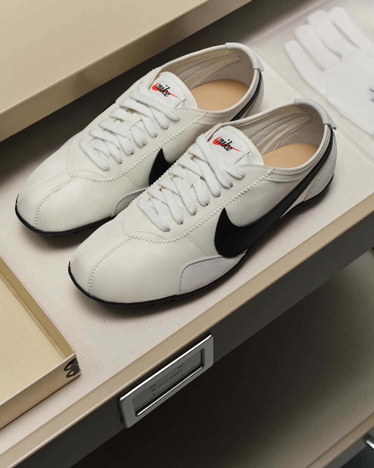 Lanceringsdato for Moon Shoe "Soft Pearl and Black" til kvinder (II0407-001)