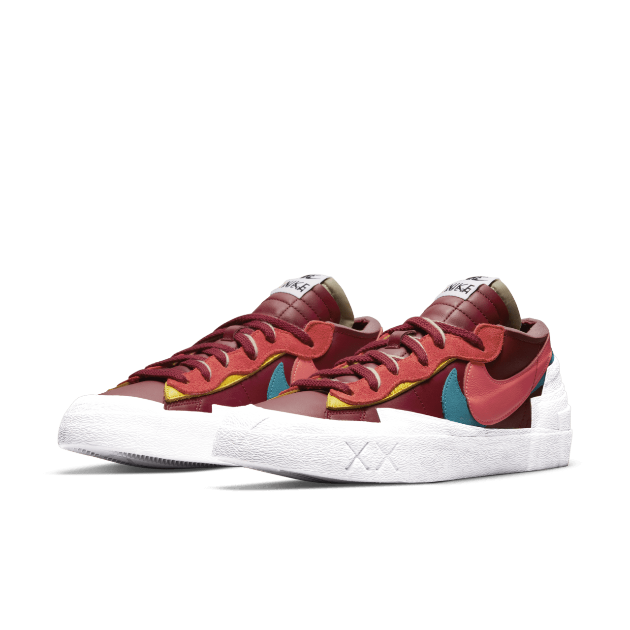 NIKE公式】sacai x KAWS ブレーザー LOW 'Team Red'（DM7901-600 / BLAZER LO SACAI / K）.  Nike SNKRS