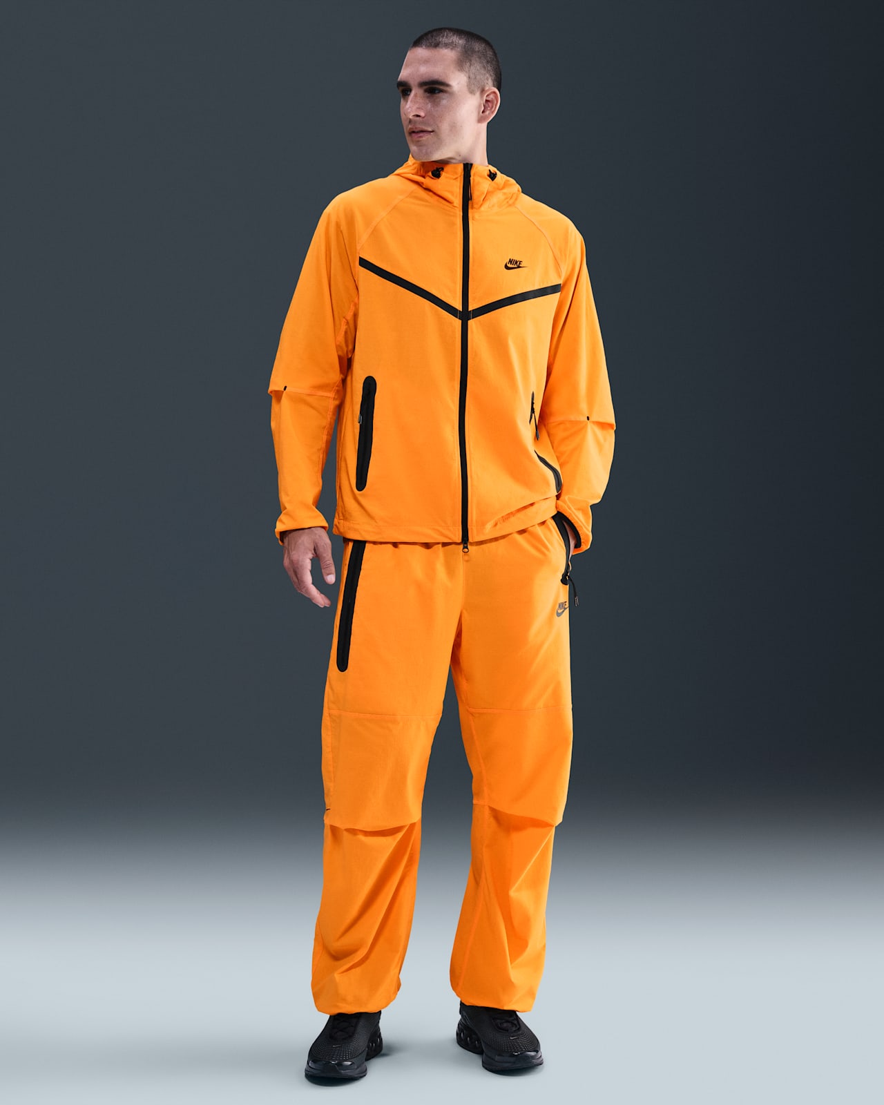 Collezione di abbigliamento Nike Tech Data del lancio. Nike SNKRS