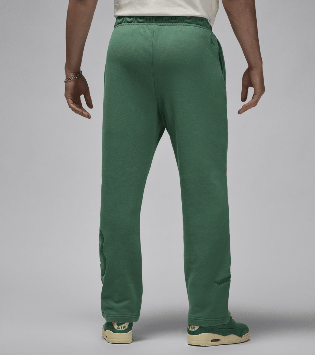 Collezione di abbigliamento Jordan x Nina Chanel Abney