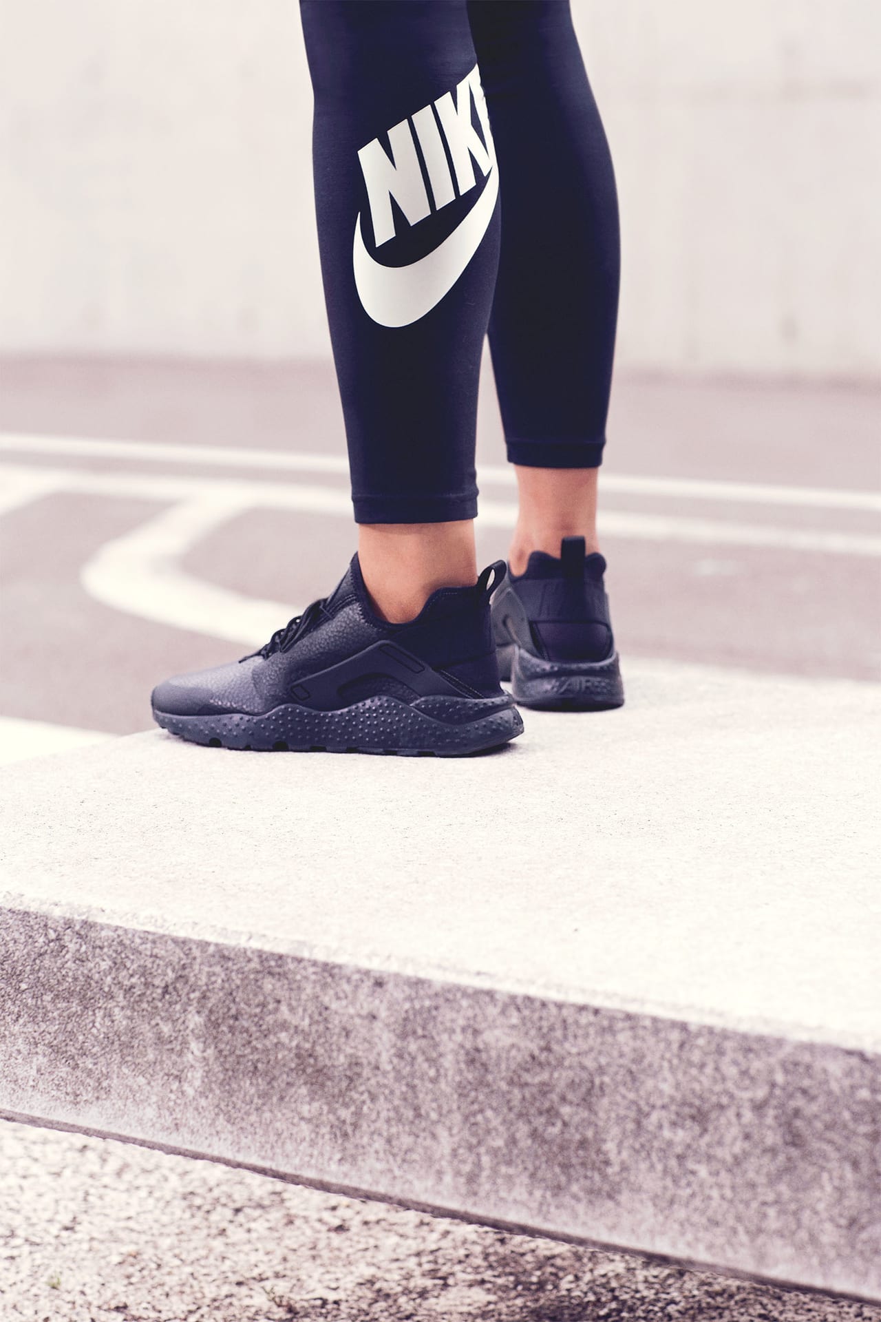 Nike huarache ultra women's black hotsell