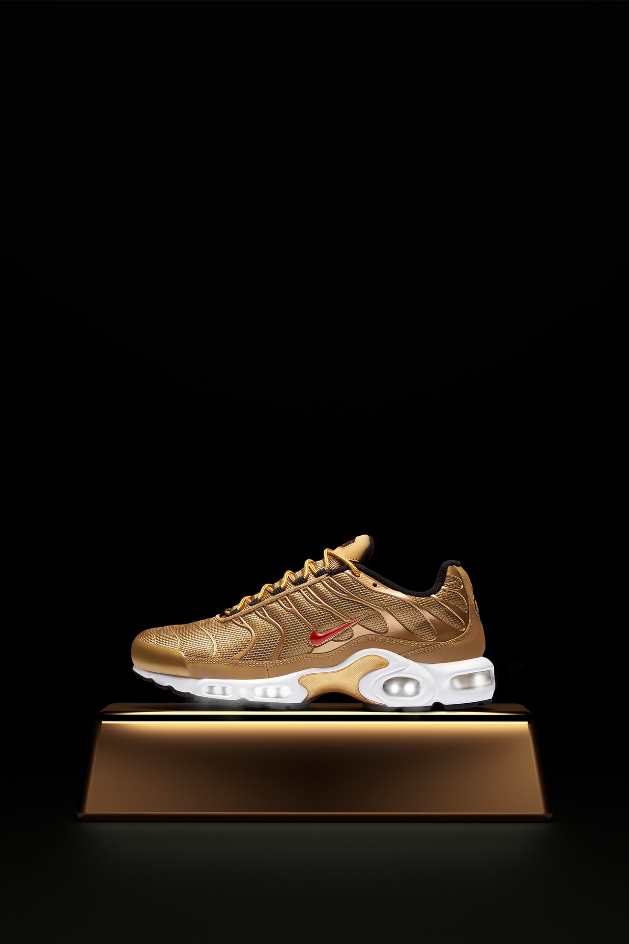 Nike tuned 1 gold best sale