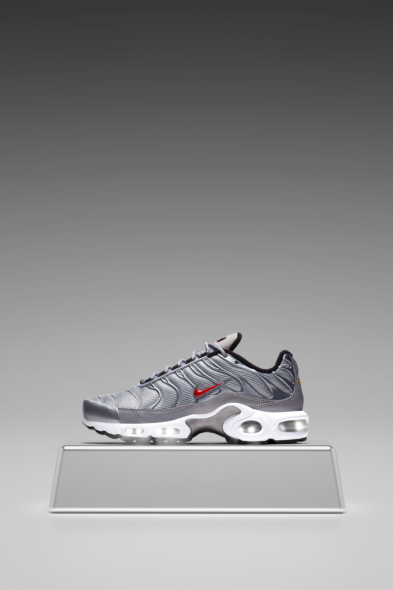 Women s Nike Air Max Plus Metallic Silver Nike SNKRS