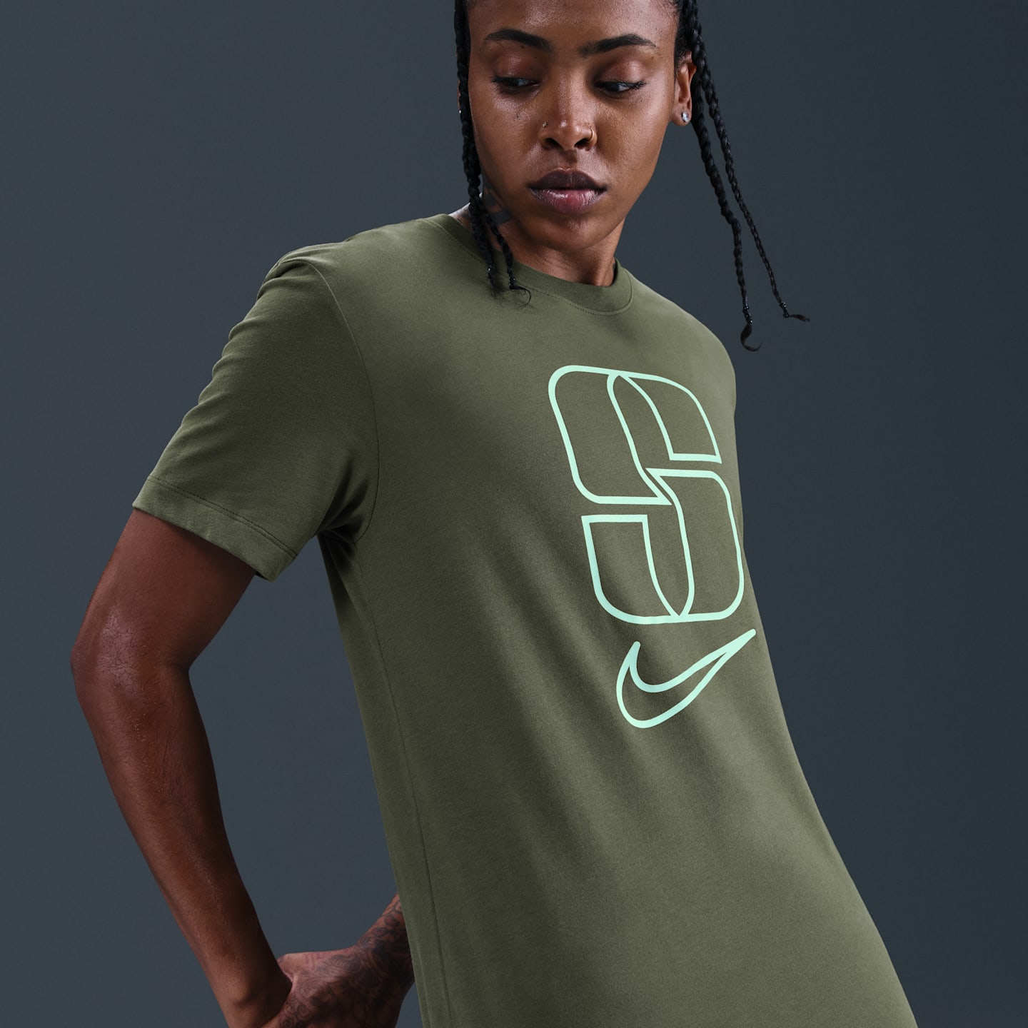 Мужская баскетбольная футболка Nike Sabrina Dri-FIT, цвет: Средний оливковый — фото 2