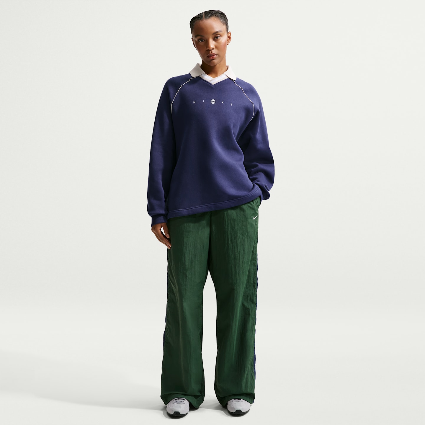 Женские брюки-парашюты Nike Sportswear свободного кроя с высокой талией, цвет: Тёмно-синий / Меловой — фото 1