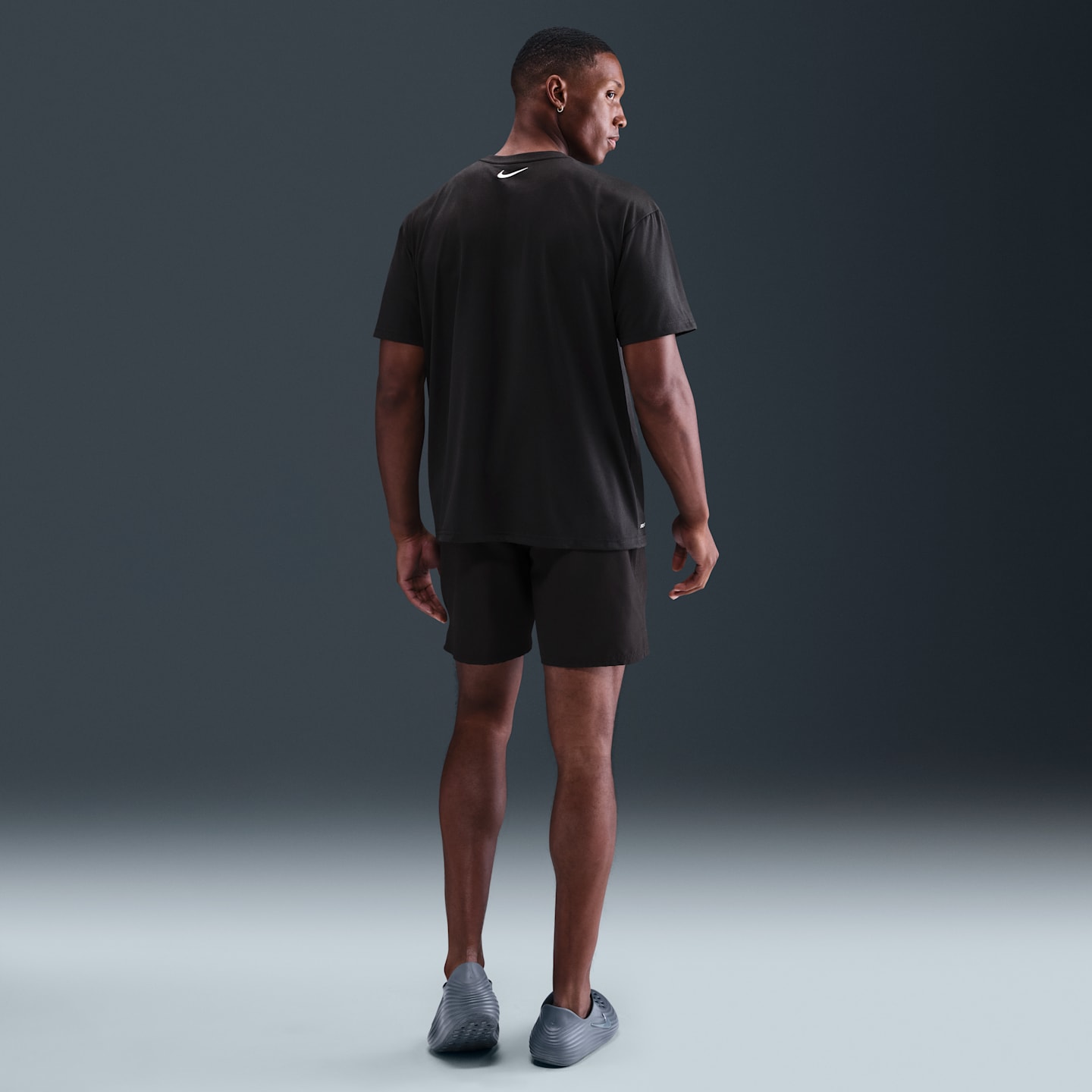 Мужская плавательная футболка Nike Swim Swoosh Hydroguard с коротким рукавом, цвет: Чёрный — фото 5