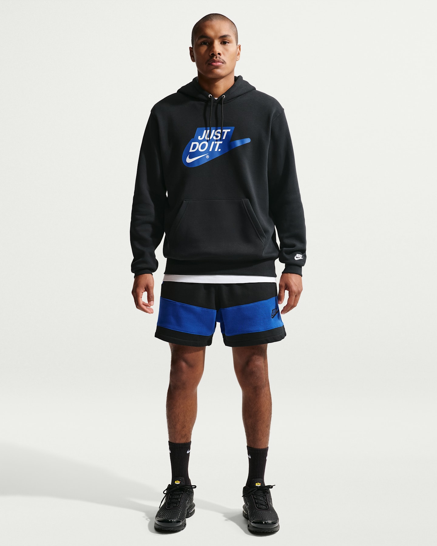 Мужские флисовые шорты Nike Sportswear Club, цвет: Чёрный / Королевский синий — фото 6