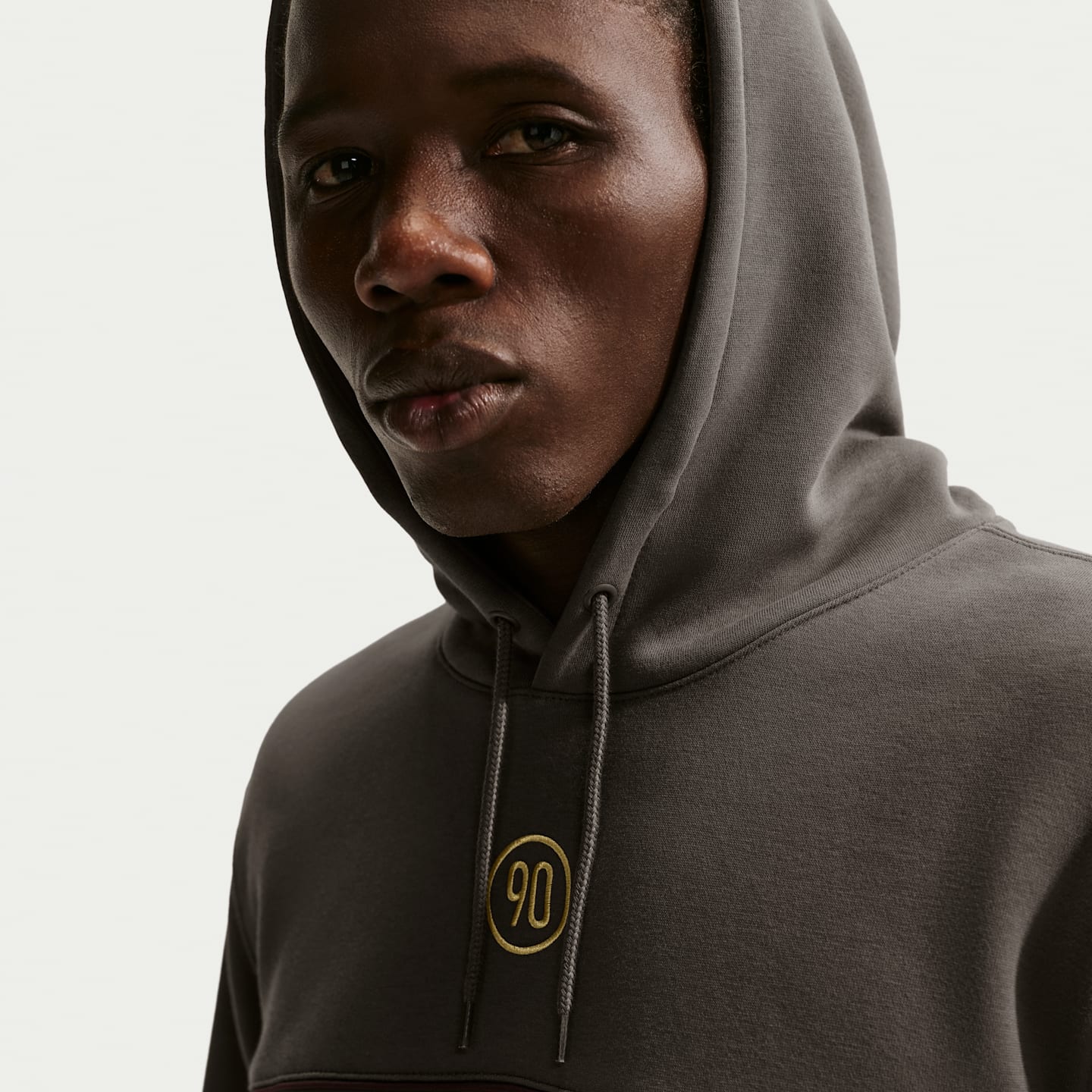 Мужское футбольное худи Nike Club Total 90, цвет: Бордовый / Золотой — фото 3