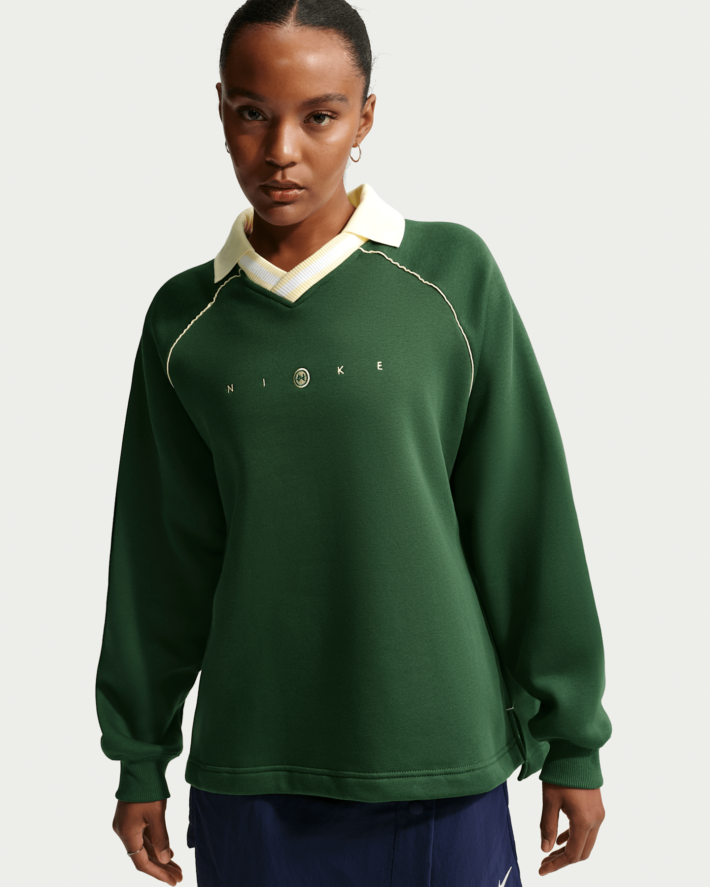 Женский топ Nike Sportswear Phoenix Fleece Oversized Graphic Polo, цвет: Алебастровый — фото 6