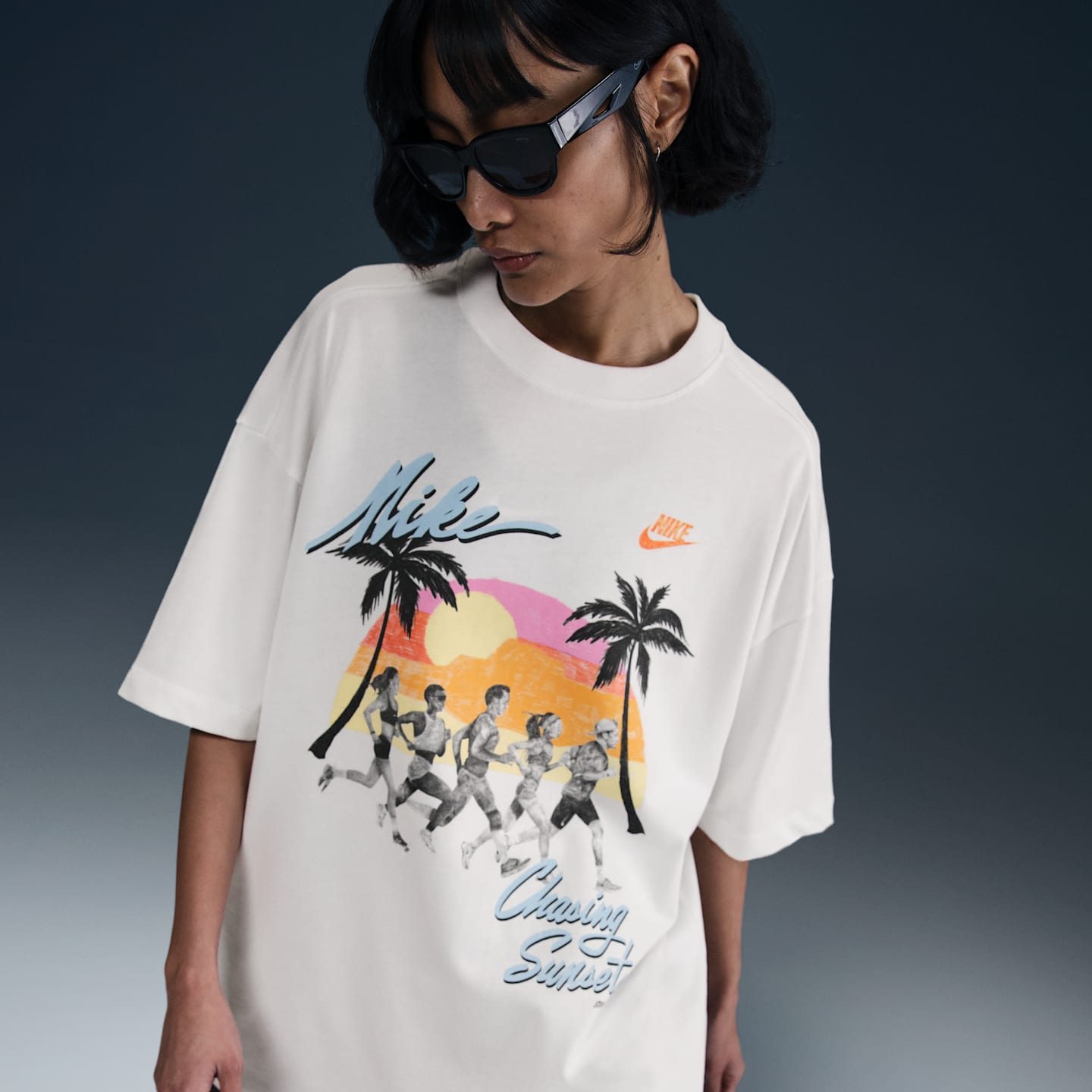 Женская футболка Nike Sportswear Essential оверсайз, цвет: Снежный белый / Синий — фото 3