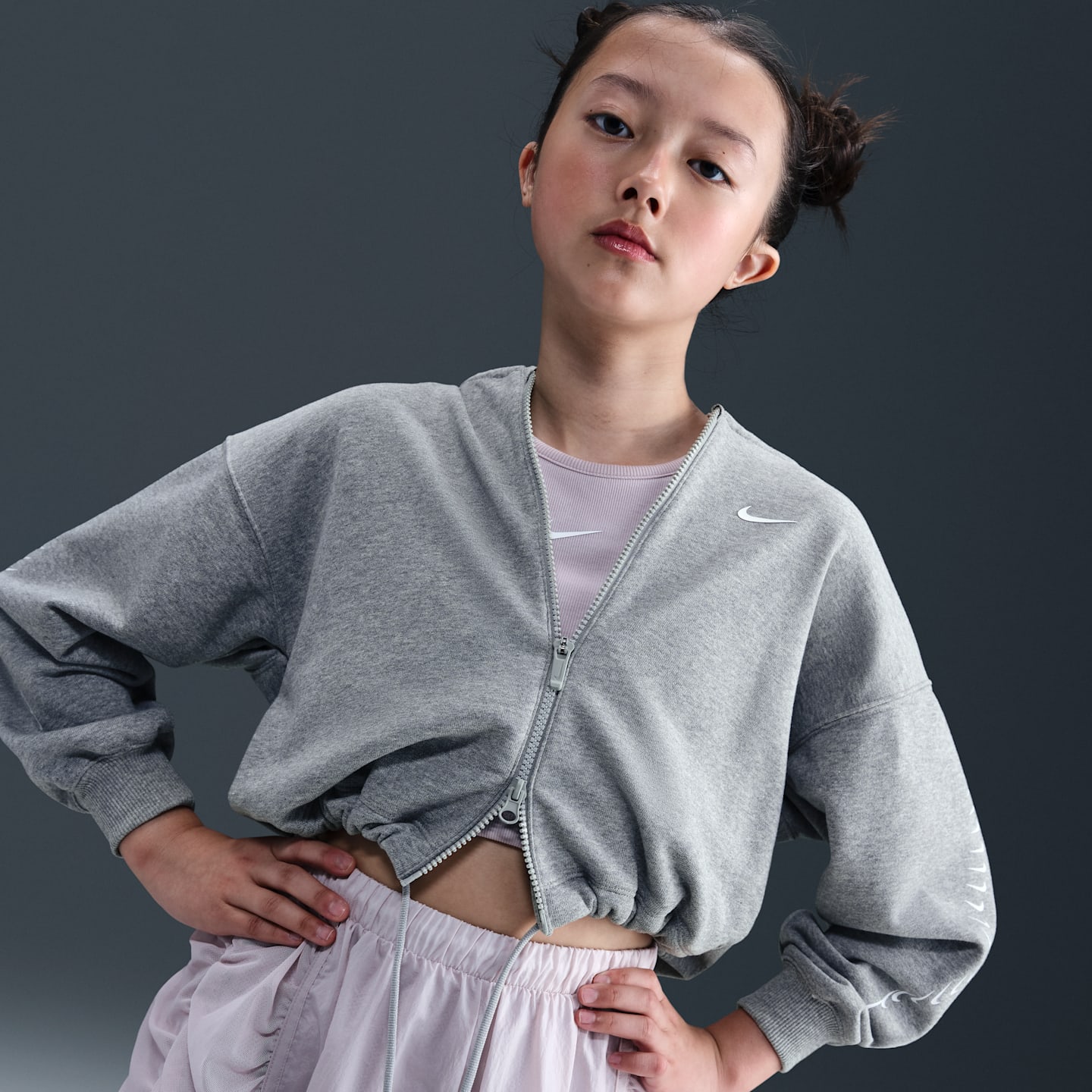 Худи Nike Sportswear Dri-FIT Fleece для девочек, цвет: Серый меланжевый / Белый — фото 3