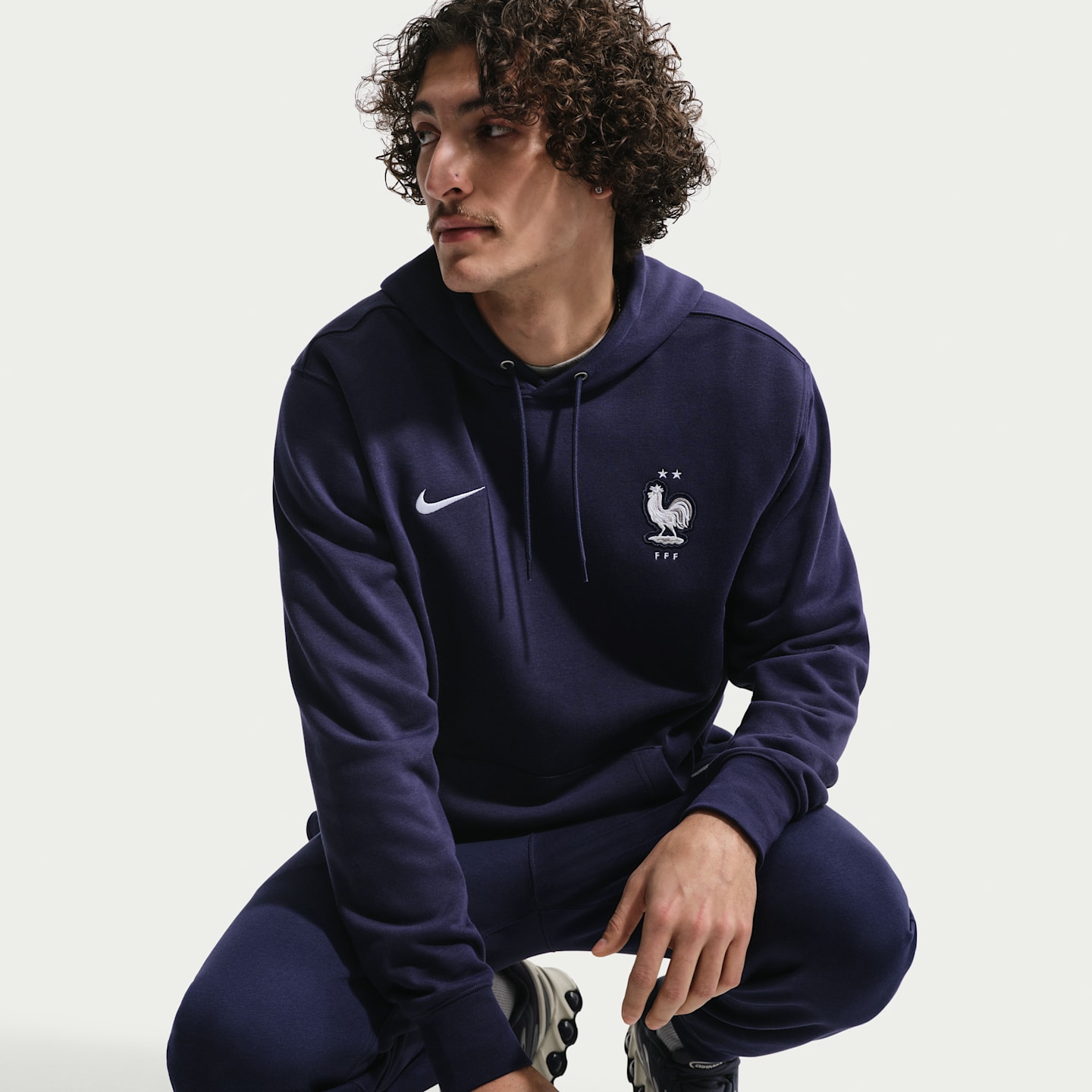 Мужское футбольное худи Nike FFF Club из футера, цвет: Синий / Белый — фото 3