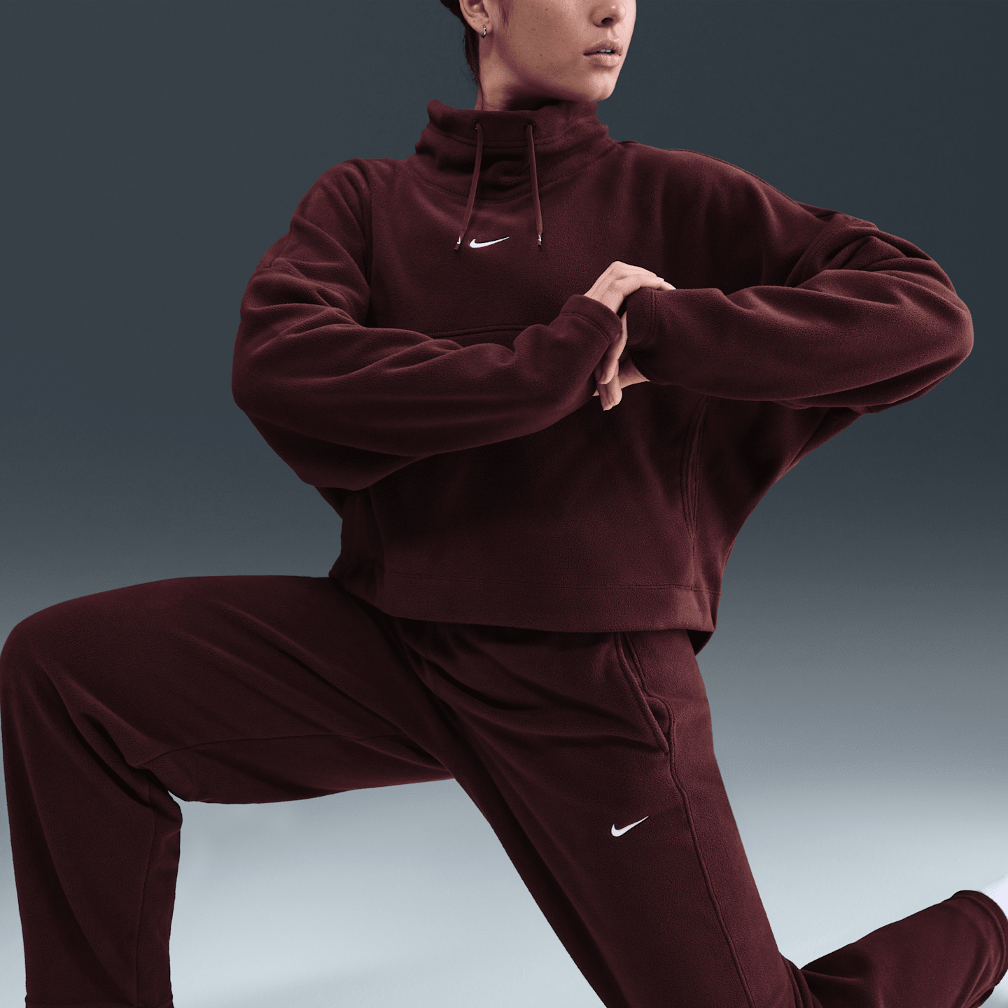 Женские флисовые брюки Nike One Therma-FIT со средней посадкой, цвет: Бордовый / Белый — фото 5