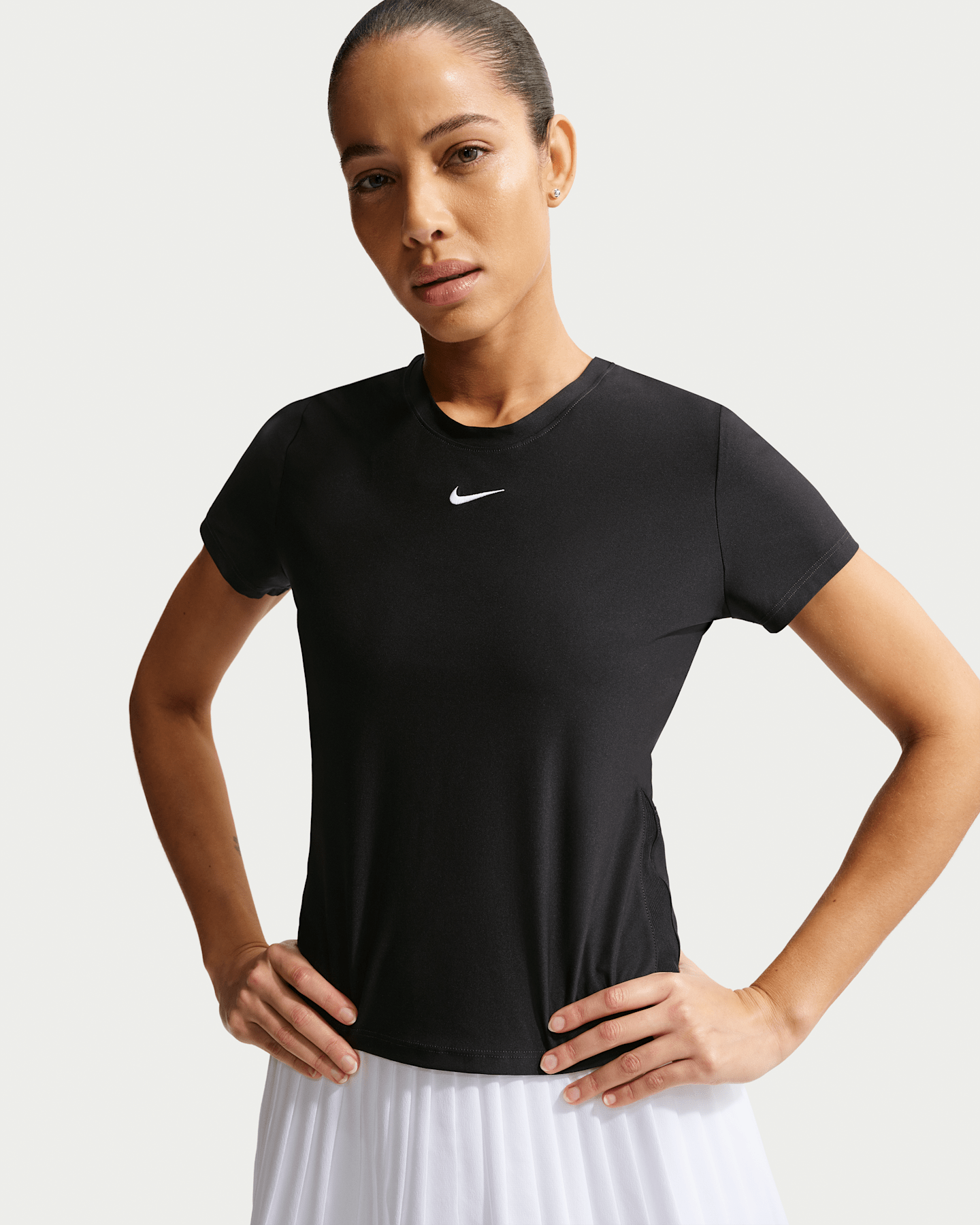 Женская теннисная футболка Nike Victory Dri-FIT с коротким рукавом, цвет: Чёрный / Белый — фото 6