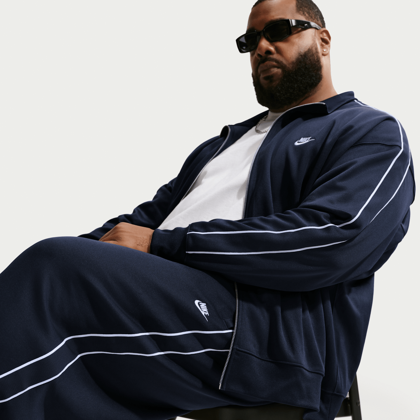 Мужские брюки Nike Sportswear Club Oversized Knit Track Pants, цвет: Обсидиановый / Белый — фото 9