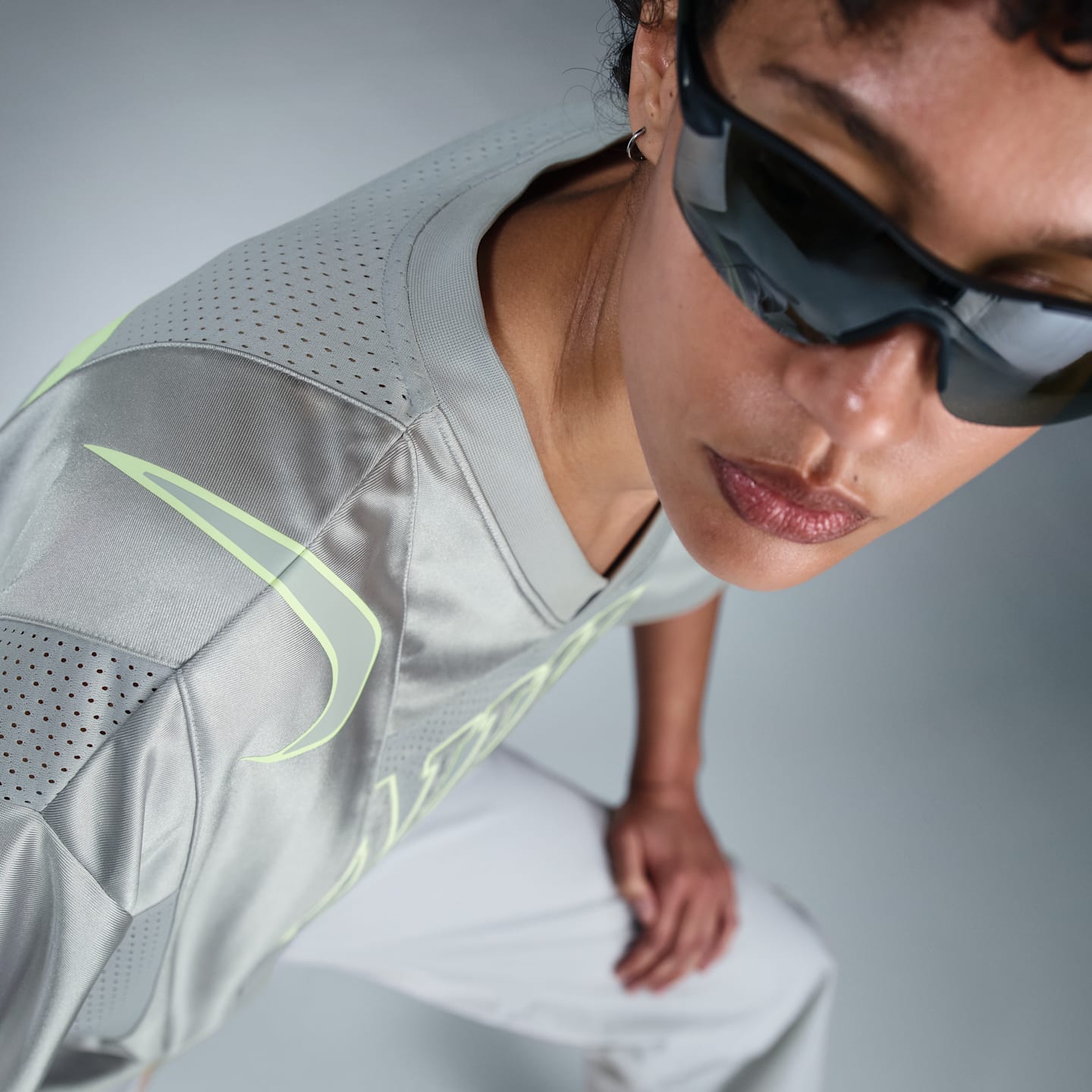 Женское джерси Nike Sportswear оверсайз с принтом и коротким рукавом, цвет: Серый / Кислотно-жёлтый — фото 6