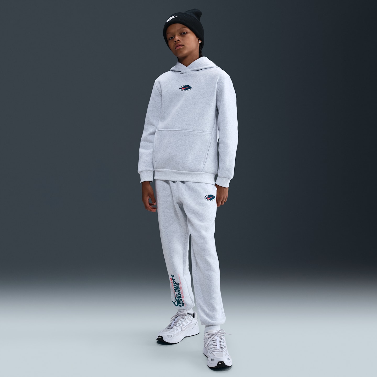 Детское худи Nike Sportswear Club Fleece, цвет: Берёзовый меланжевый / Малиновый — фото 7