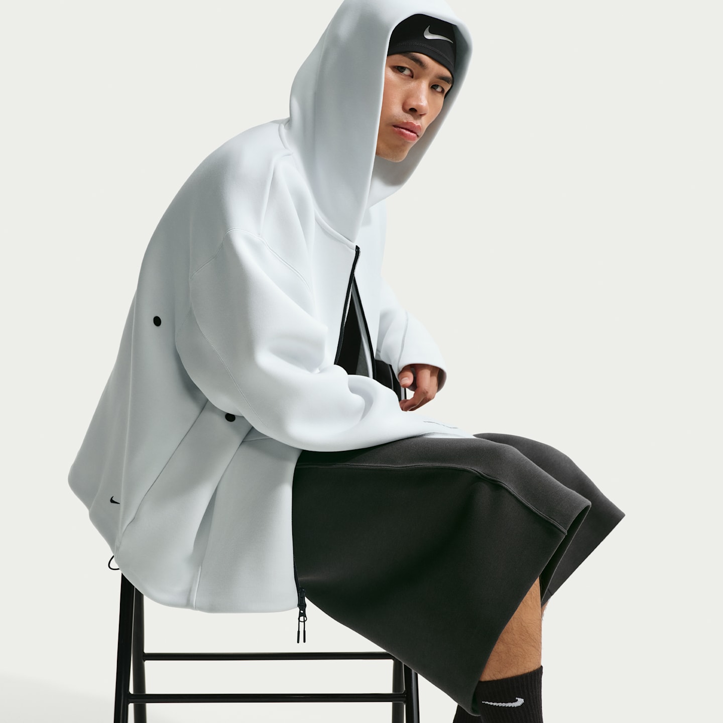 Мужские флисовые шорты Nike Tech оверсайз, цвет: Антрацитовый / Чёрный — фото 4