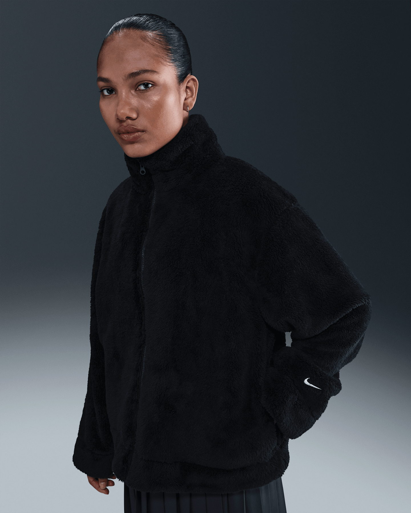 Женская куртка Nike Sportswear Essential из флиса с длинным ворсом, большие размеры, цвет: Чёрный / Молочный — фото 6