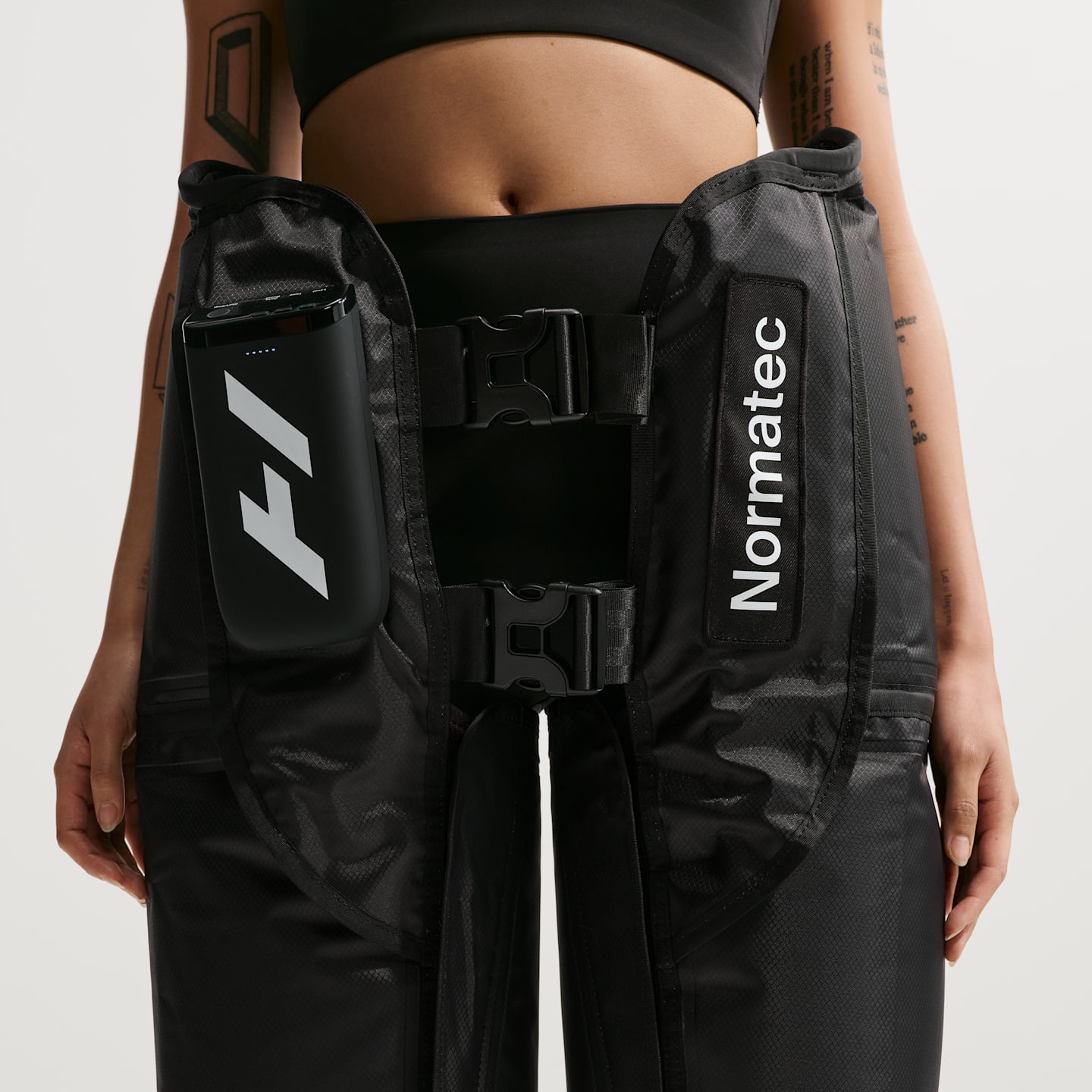 Динамический компрессионный массажёр для бёдер Nike Hyperice Normatec Elite Hips, цвет: Чёрный — фото 2