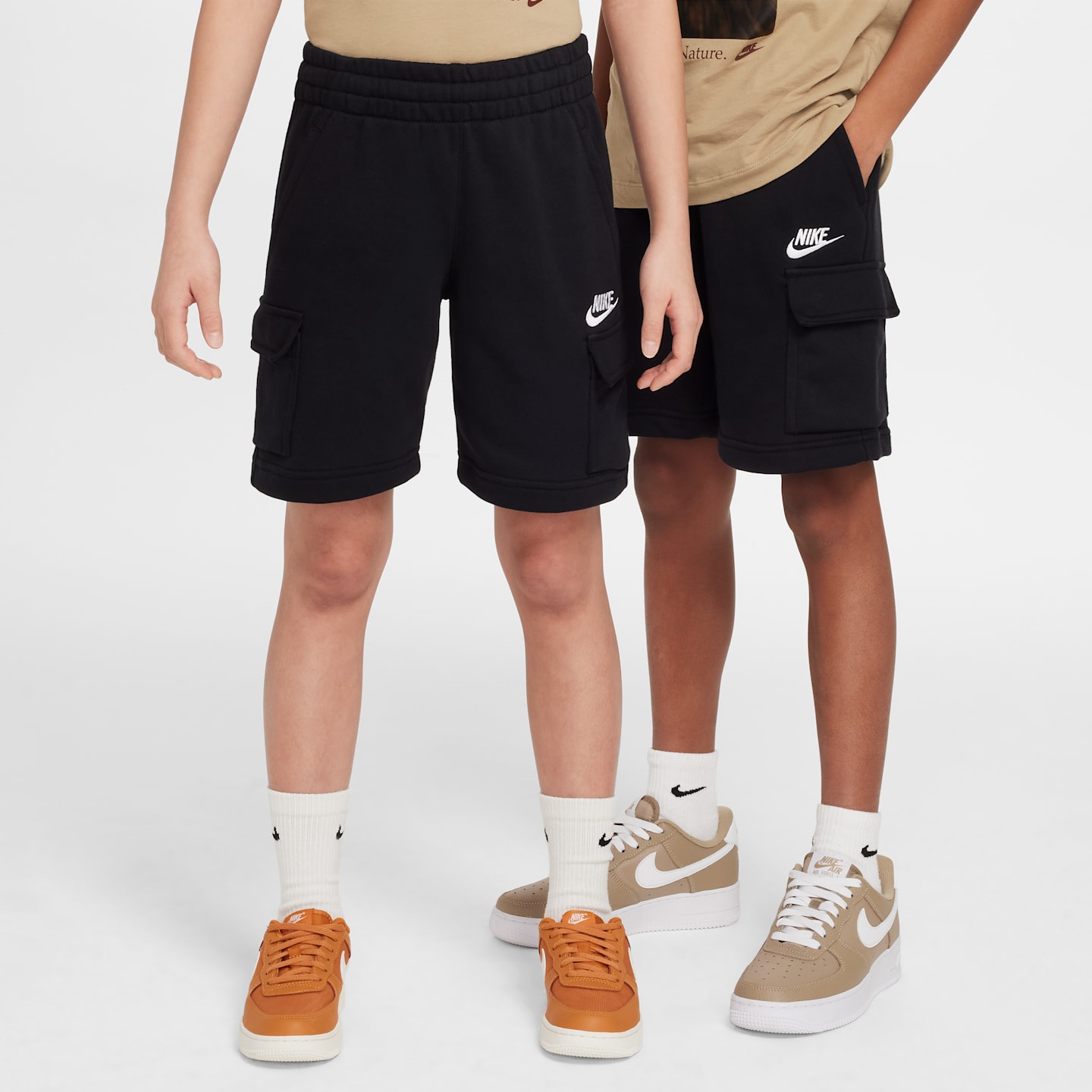Детские шорты-карго Nike Sportswear Club из френч терри, цвет: Чёрный / Белый — фото 1