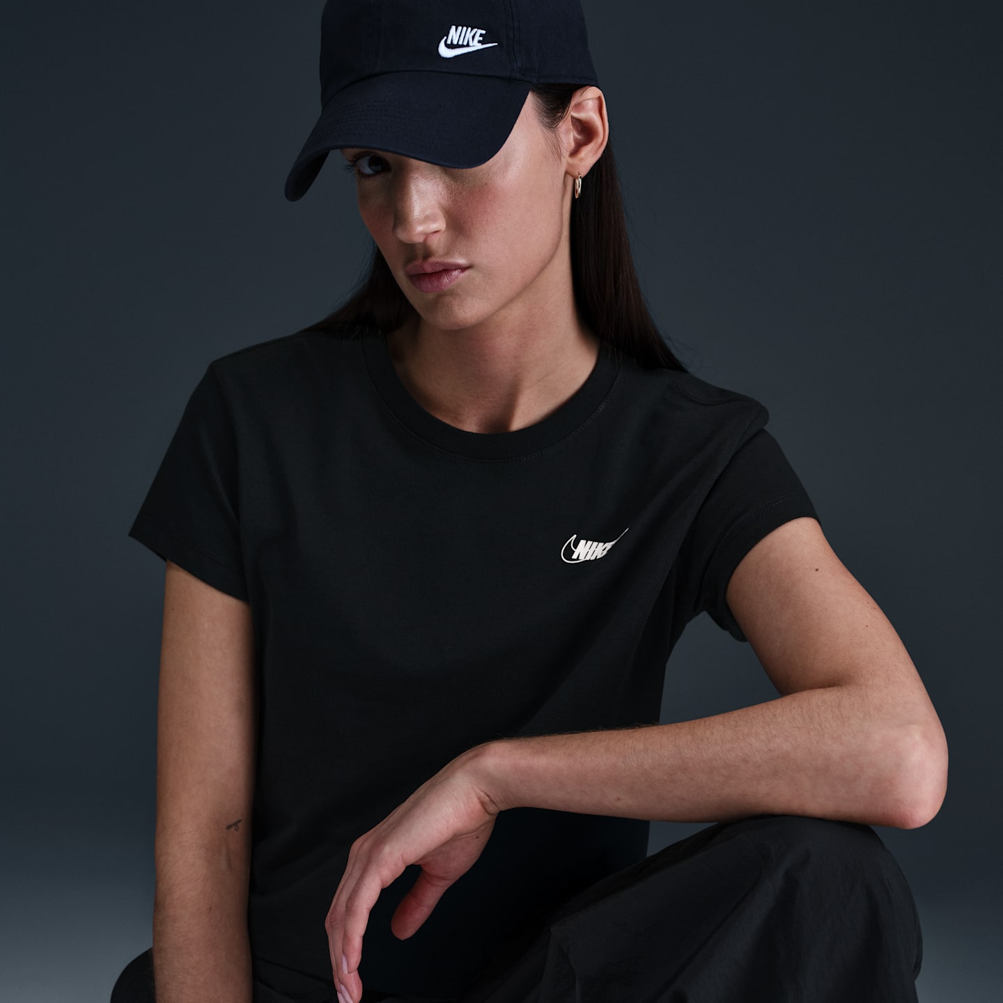 Женская укороченная футболка Nike Sportswear Club с принтом и коротким рукавом, цвет: Чёрный — фото 3