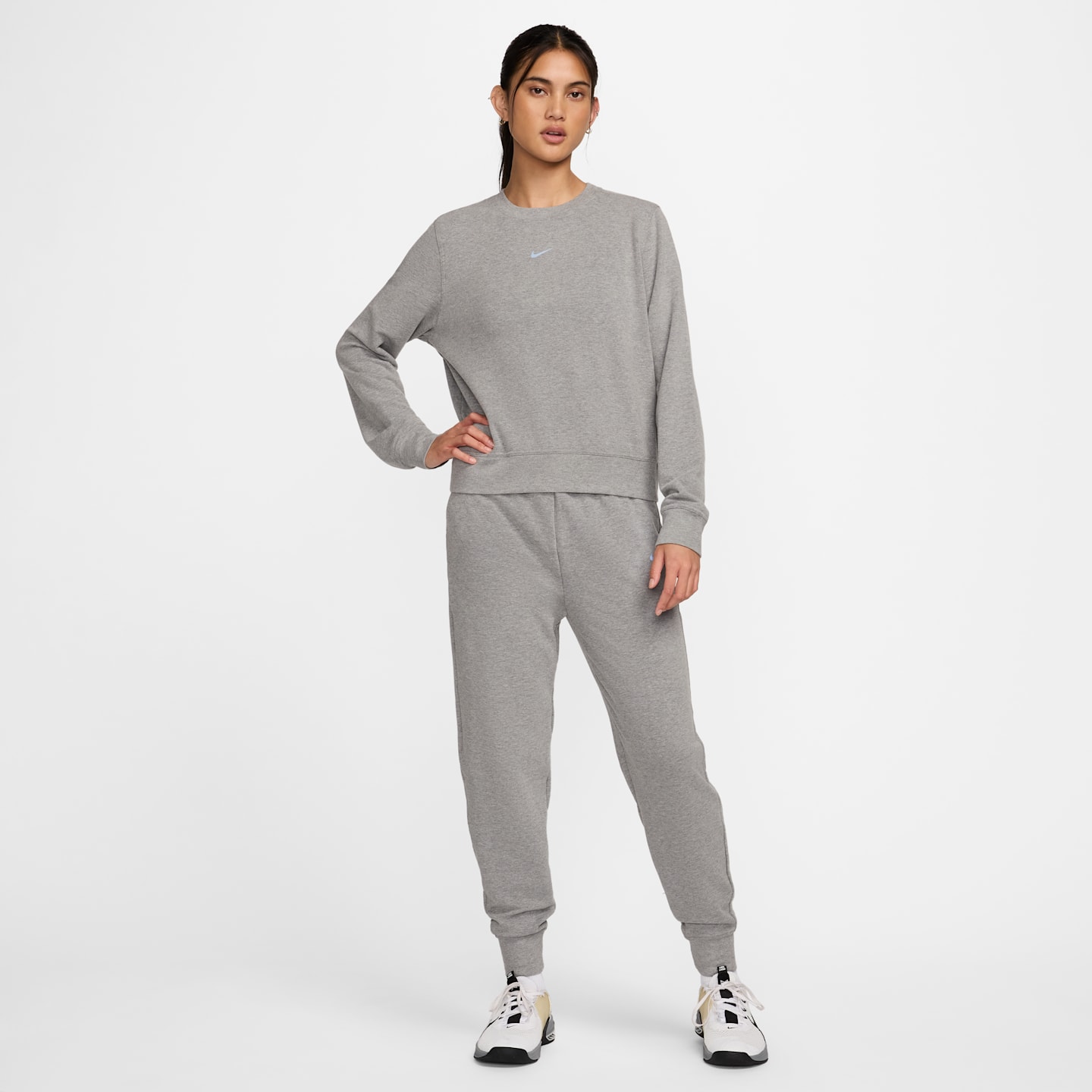 Женский свитшот Nike Dri-FIT One из френч терри, цвет: Карбоновый меланжевый / Белый — фото 5