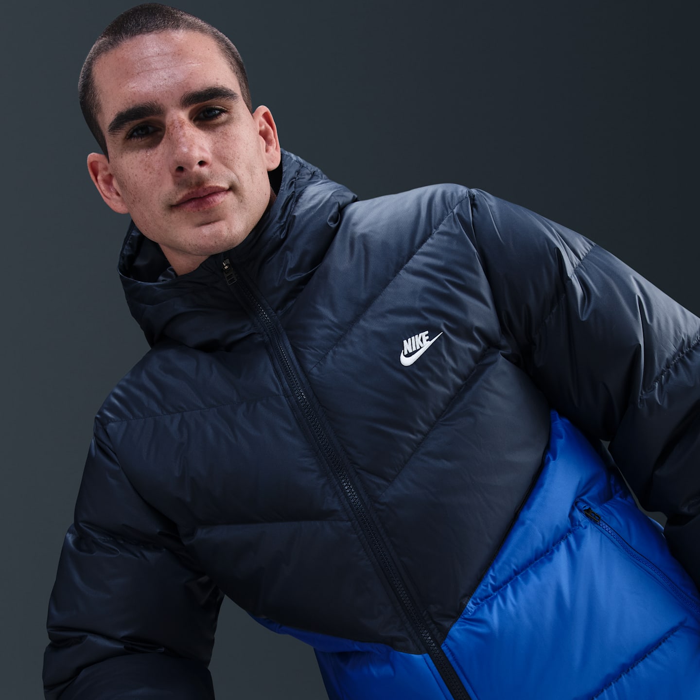 Мужская куртка Nike Windrunner Down Jacket, цвет: Обсидиановый / Королевский синий — фото 3