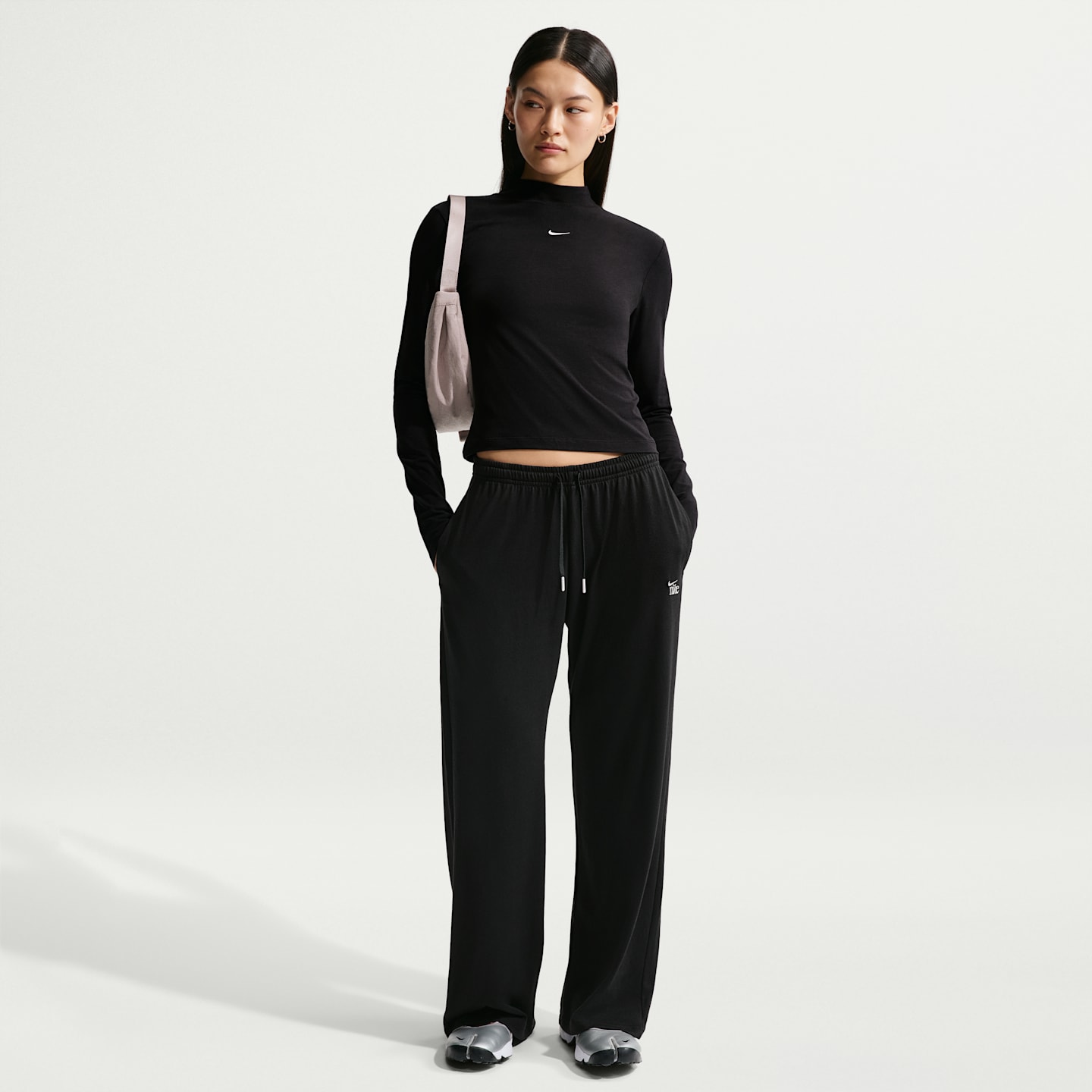Женские лёгкие брюки Nike Sportswear Chill Knit с открытым низом, большие размеры, цвет: Чёрный / Меловой — фото 1