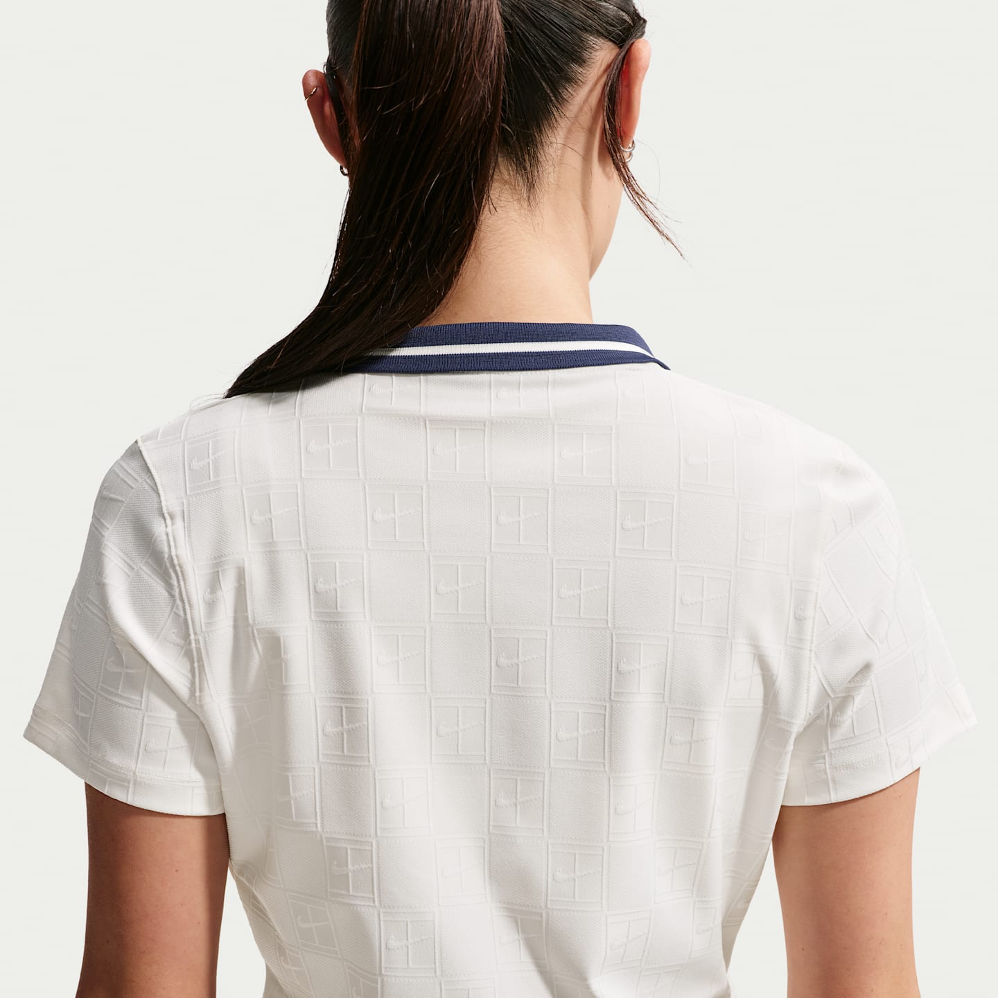 Женское поло Nike NikeCourt Court Collection Dri-FIT Cropped Tennis Polo, цвет: Молочный / Тёмно-синий — фото 2