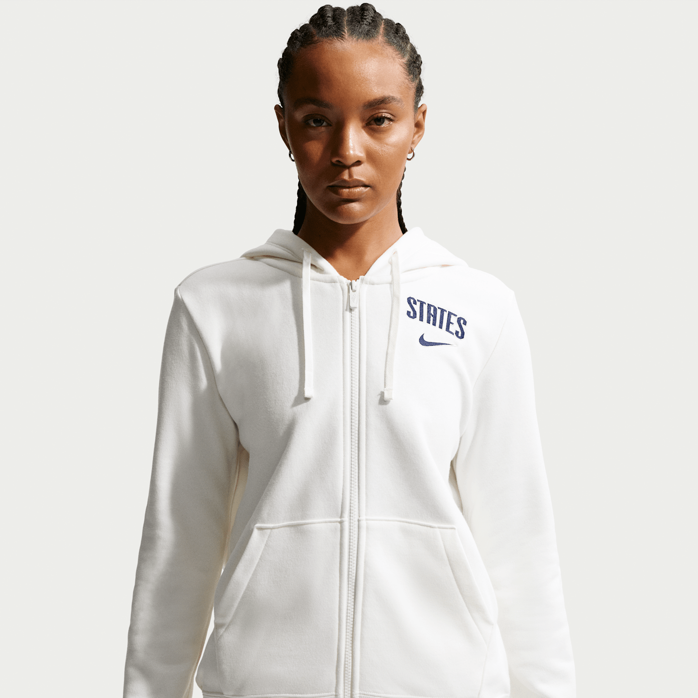 Женская флисовая футбольная худи на молнии Nike Usmnt Club, цвет: Молочный / Тёмно-синий — фото 1