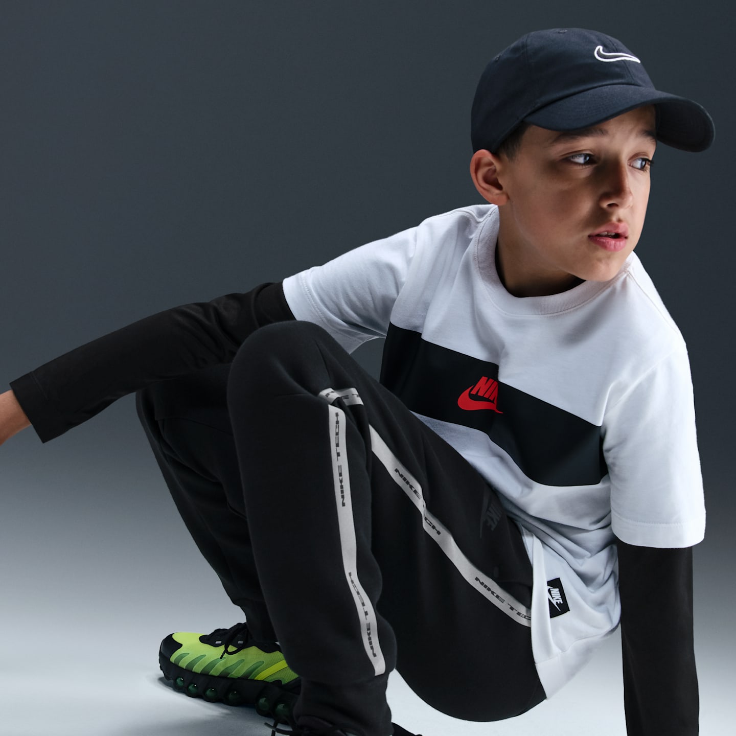 Детские джоггеры Nike Sportswear Tech Fleece со светоотражающими элементами, цвет: Чёрный — фото 4