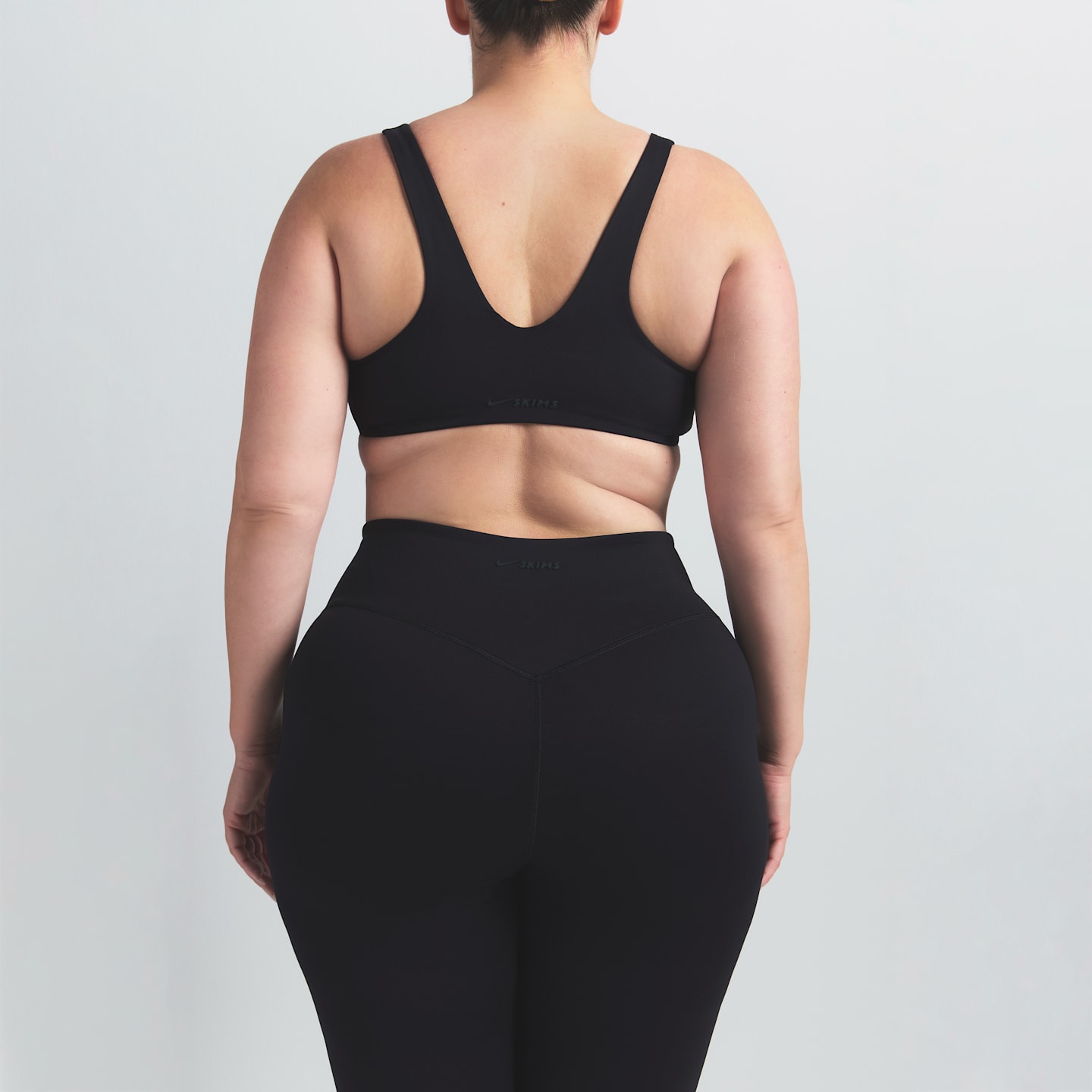 Женские легинсы NikeSKIMS Matte с высокой талией, 26", с захватом под коленом, цвет: Обсидиановый — фото 7