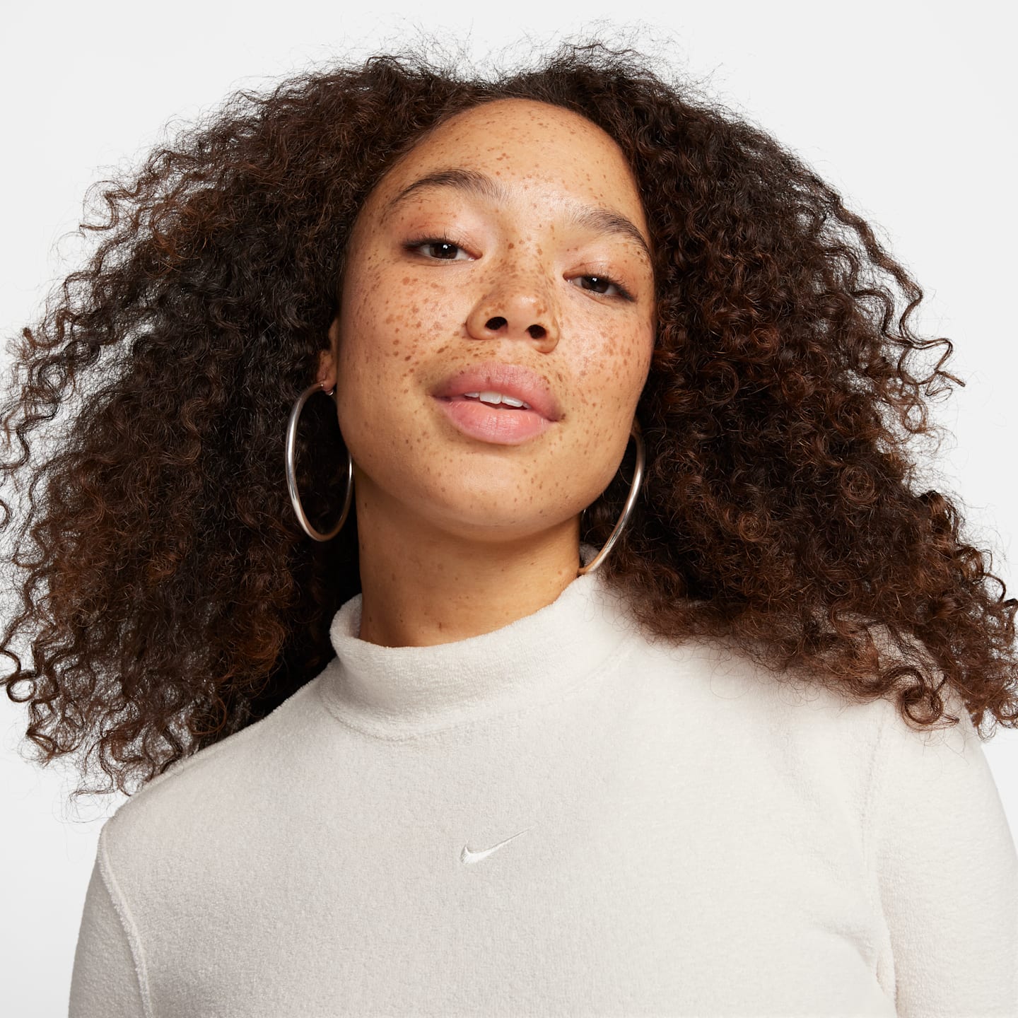 Женский топ Nike Sportswear Phoenix Plush Slim Mock-Neck Long-Sleeve Cropped Cozy Fleece, цвет: Коричневый / Молочный — фото 3
