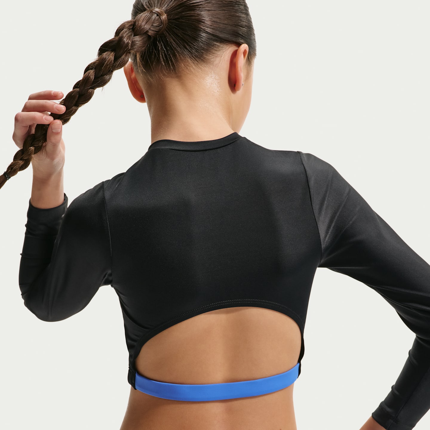 Детский купальный комплект Nike Swim Effortless Essential для девочек: топ и плавки, цвет: Чёрный / Синий — фото 3