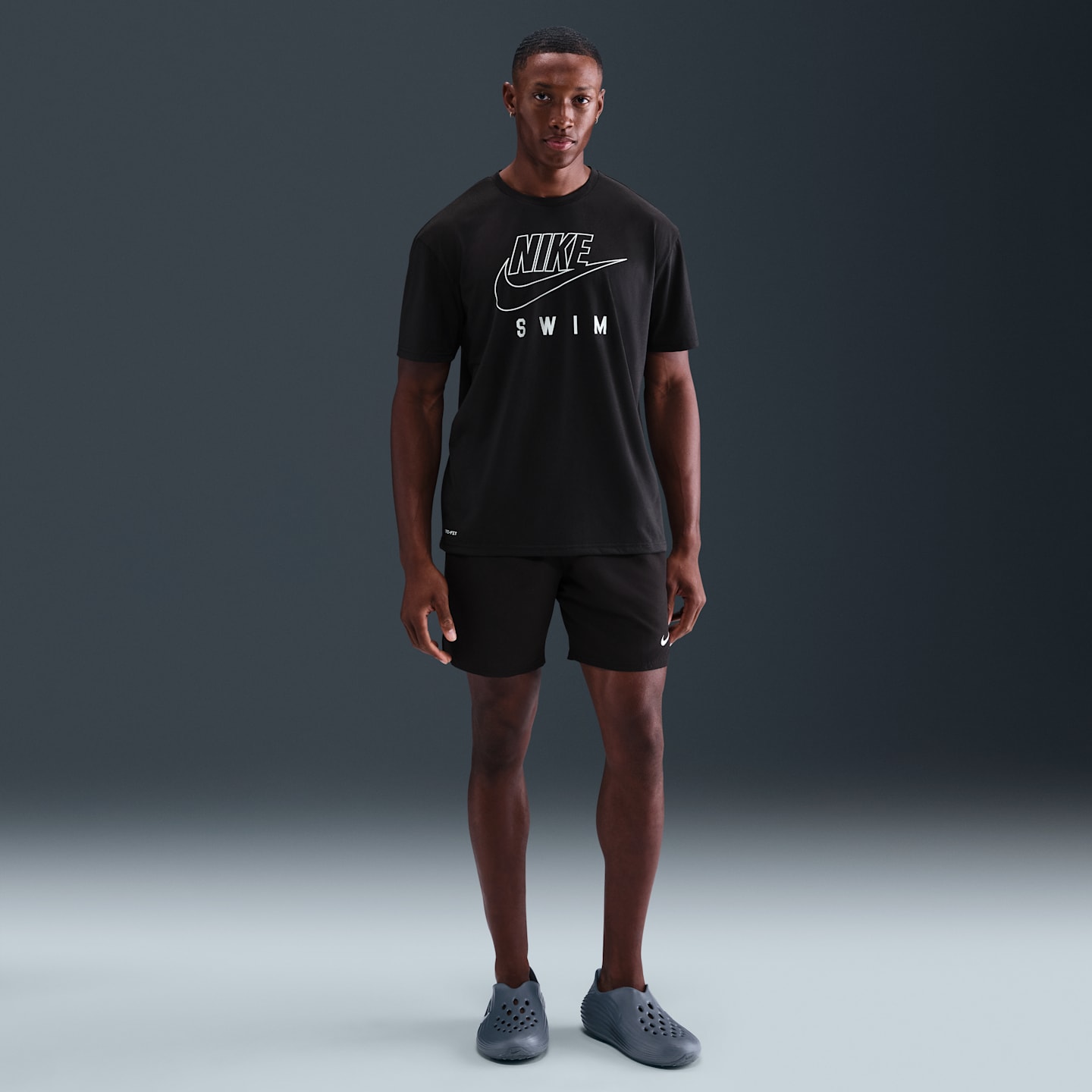Мужская плавательная футболка Nike Swim Swoosh Hydroguard с коротким рукавом, цвет: Чёрный — фото 4