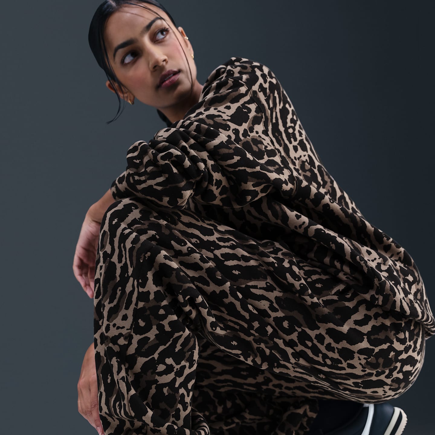 Женские брюки Nike Sportswear Phoenix Fleece High-Waisted Oversized Printed Sweatpants, цвет: Чёрный — фото 5
