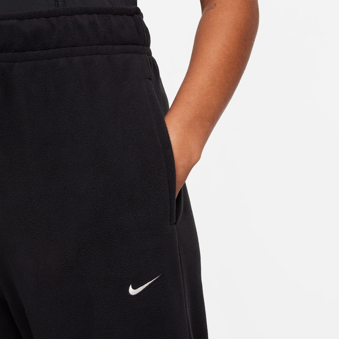 Женские флисовые брюки Nike Therma-FIT One свободного кроя, цвет: Чёрный / Бледная слоновая кость — фото 3