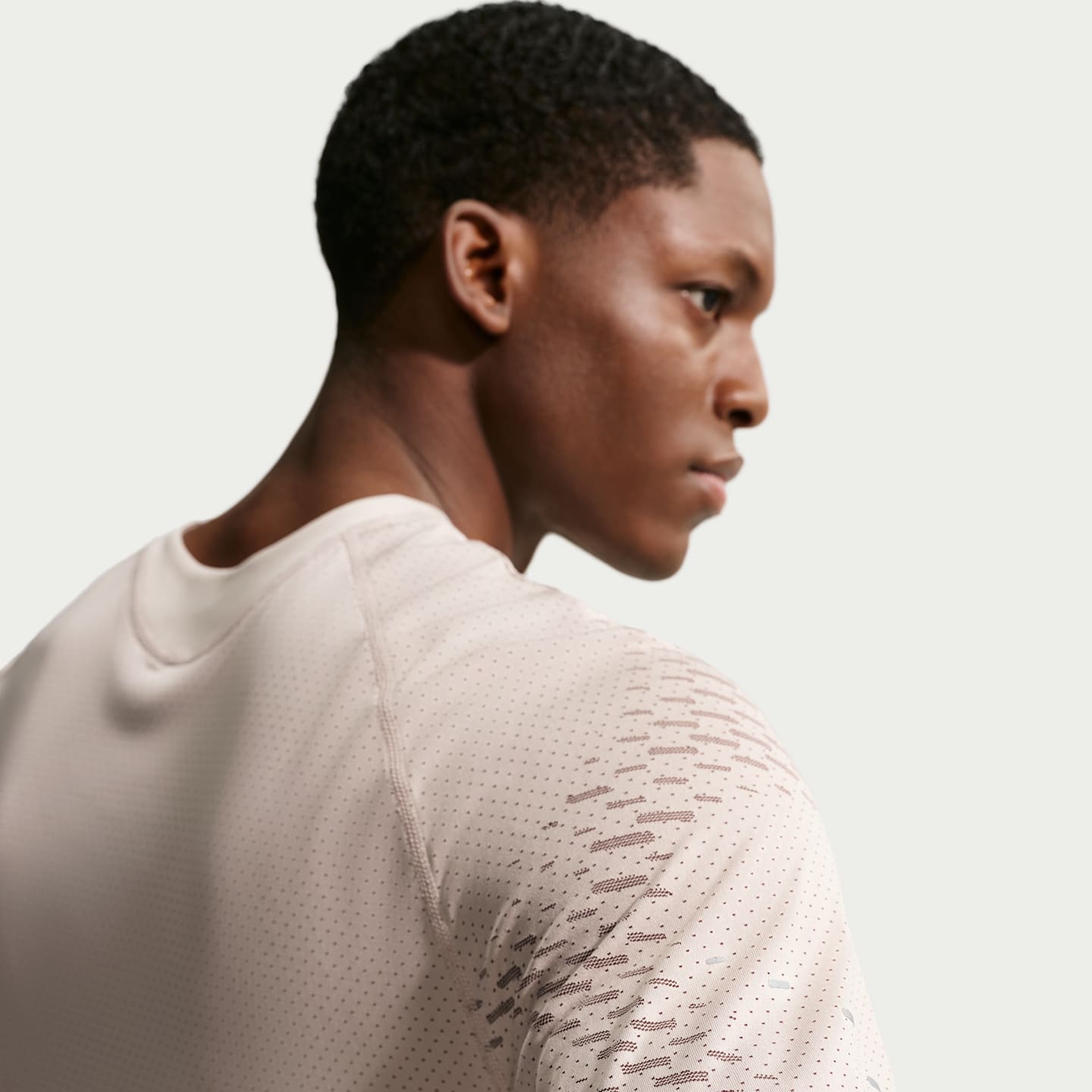 Мужской беговой топ Nike Stride Plus Dri-FIT ADV с коротким рукавом, цвет: Кремовый / Норковый коричневый — фото 2