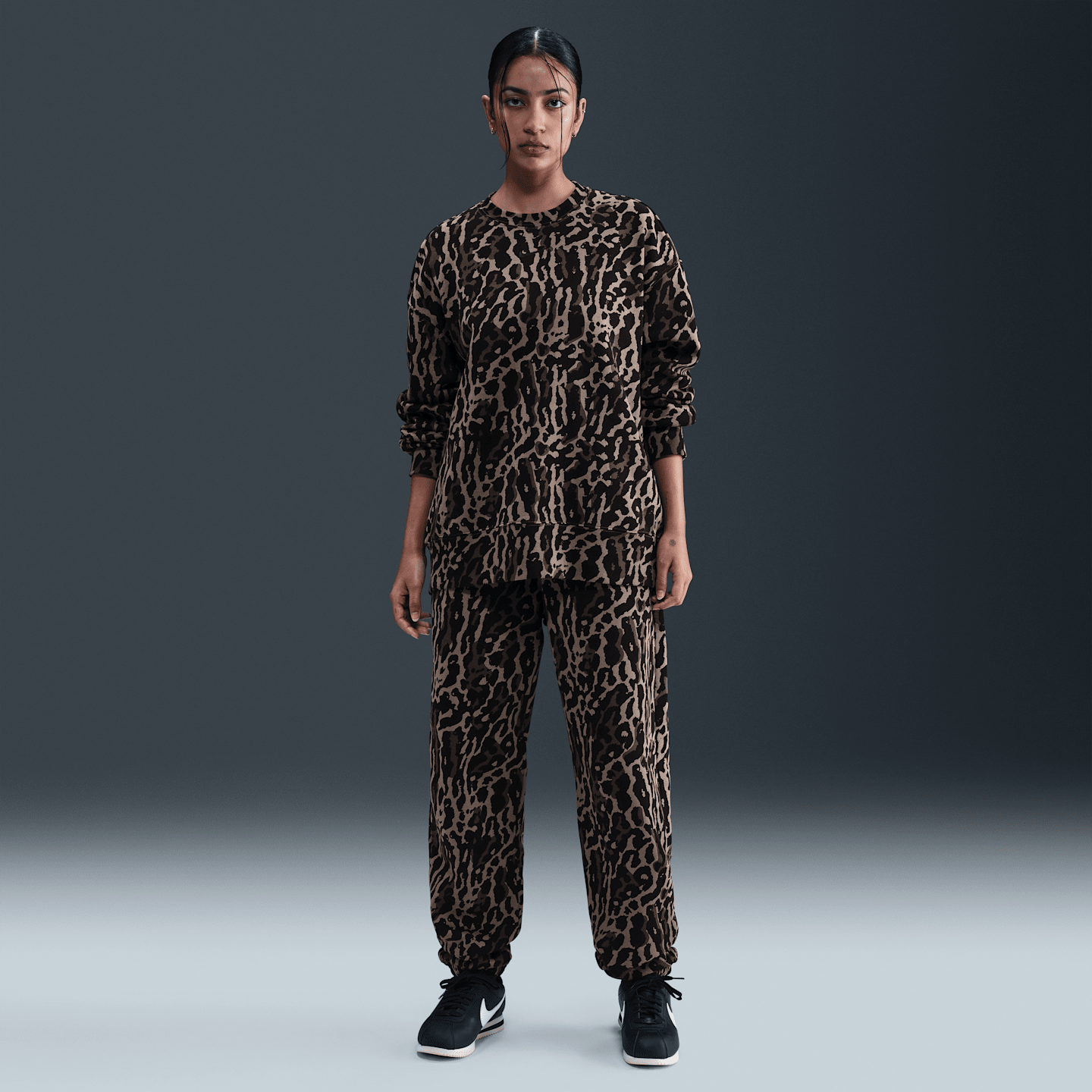 Женские брюки Nike Sportswear Phoenix Fleece High-Waisted Oversized Printed Sweatpants, цвет: Чёрный — фото 1