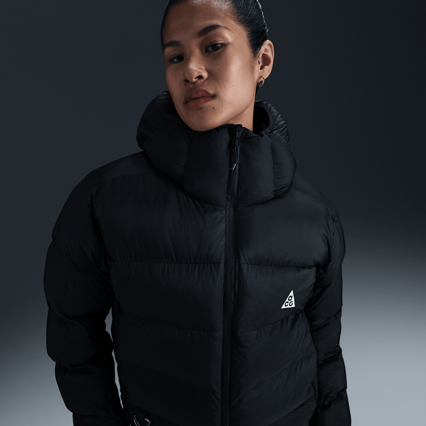 Женская куртка Nike ACG "Lunar Lake" PrimaLoft® Therma-FIT ADV Loose Hooded, цвет: Чёрный / Снежный белый — фото 1
