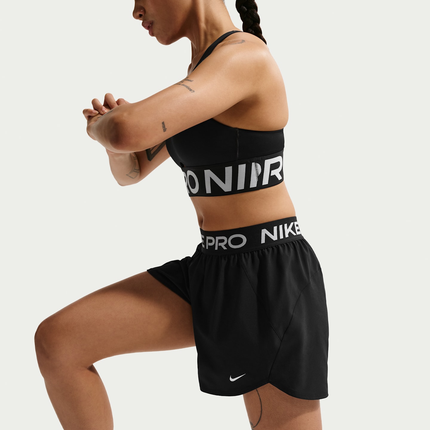 Женские тканые шорты Nike Pro Dri-FIT 3" со средней посадкой и встроенными брифами, цвет: Чёрный / Белый — фото 4